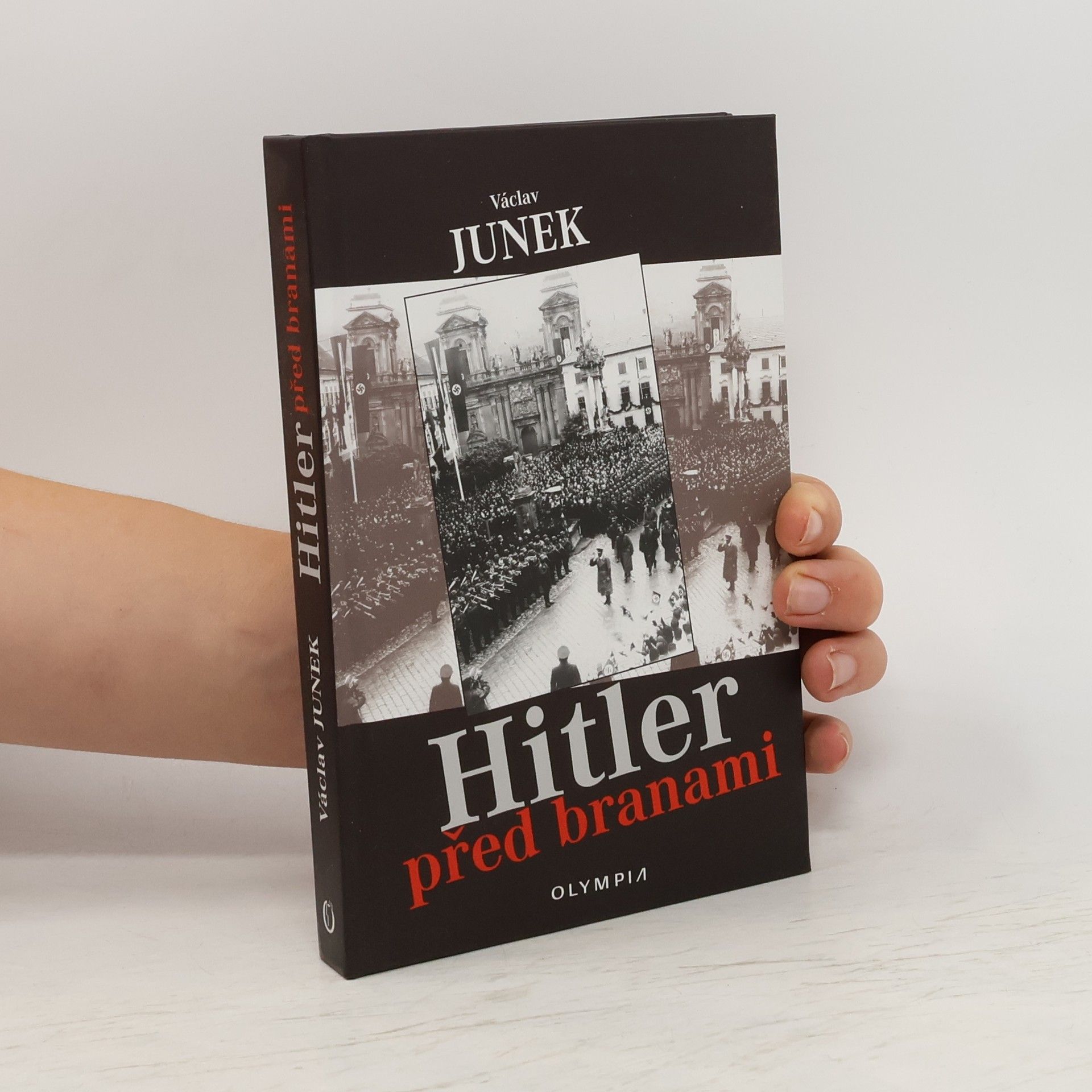 Václav Junek Hitler před branami. Literární dokument o povstání Němců v Čechách a na Moravě v roce 1938 a o cestě k němu