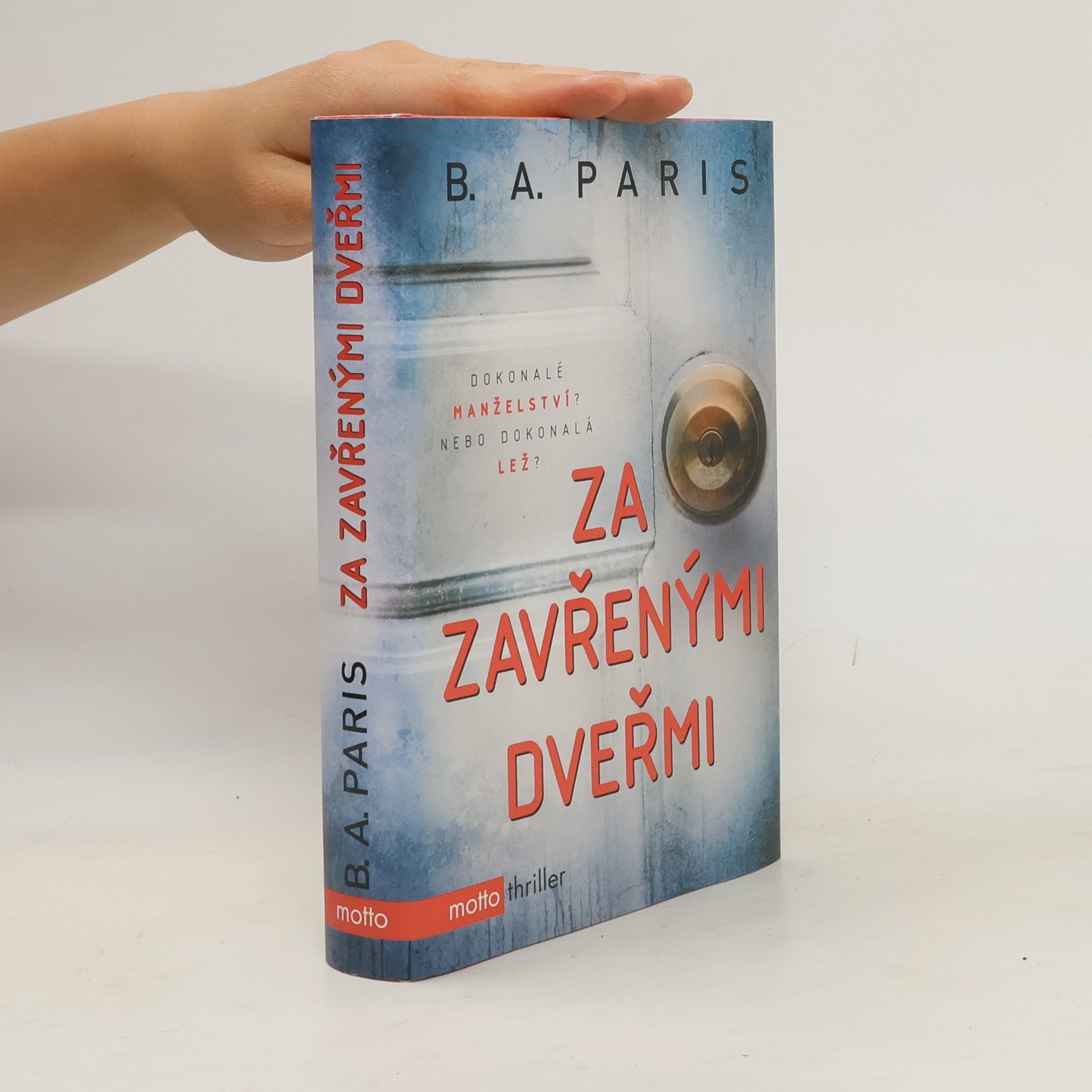 B. A. Paris Za zavřenými dveřmi