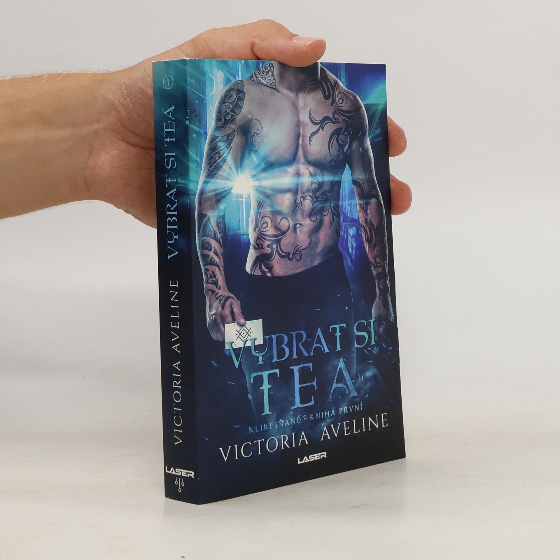 Victoria Aveline Vybrat si Thea