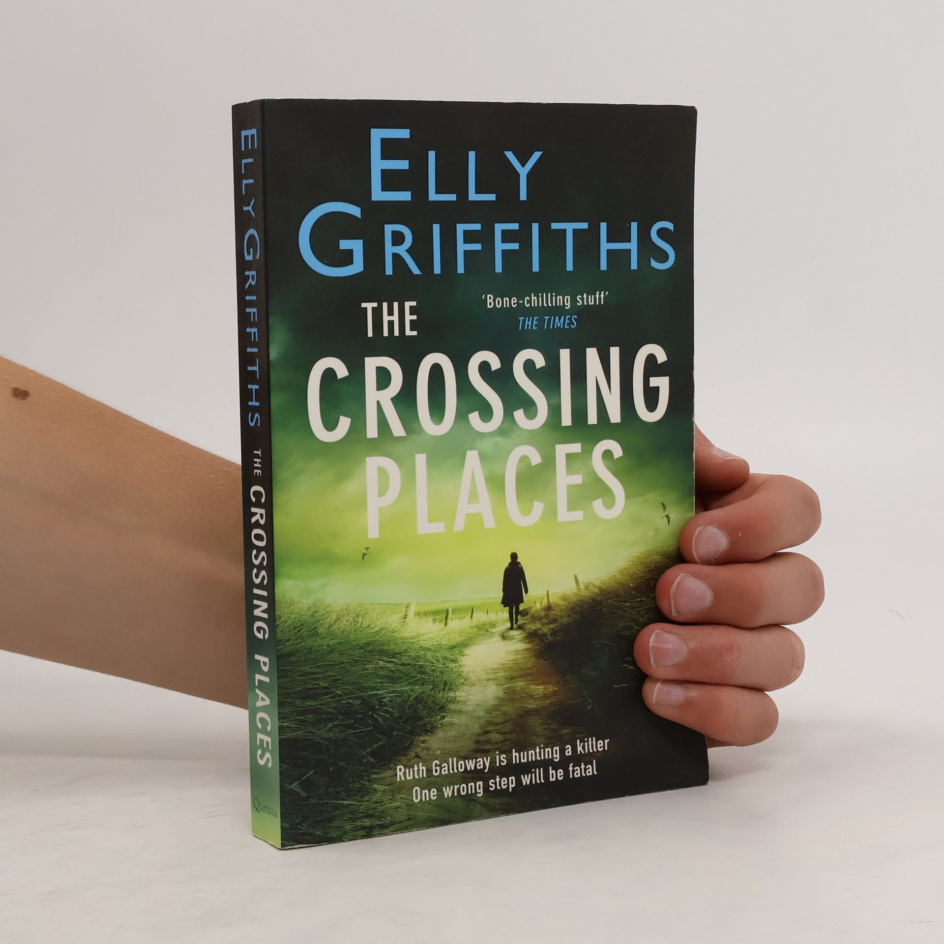 Elly Griffiths The Crossing Places