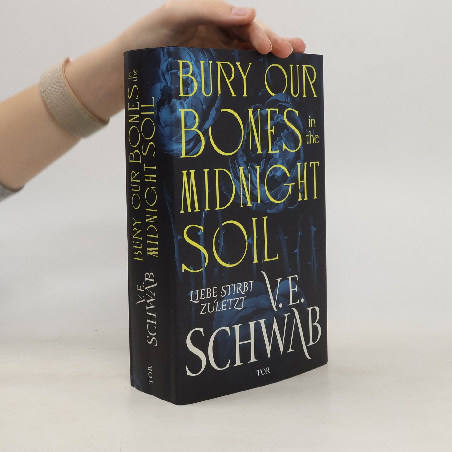 Victoria Schwab Bury Our Bones in the Midnight Soil