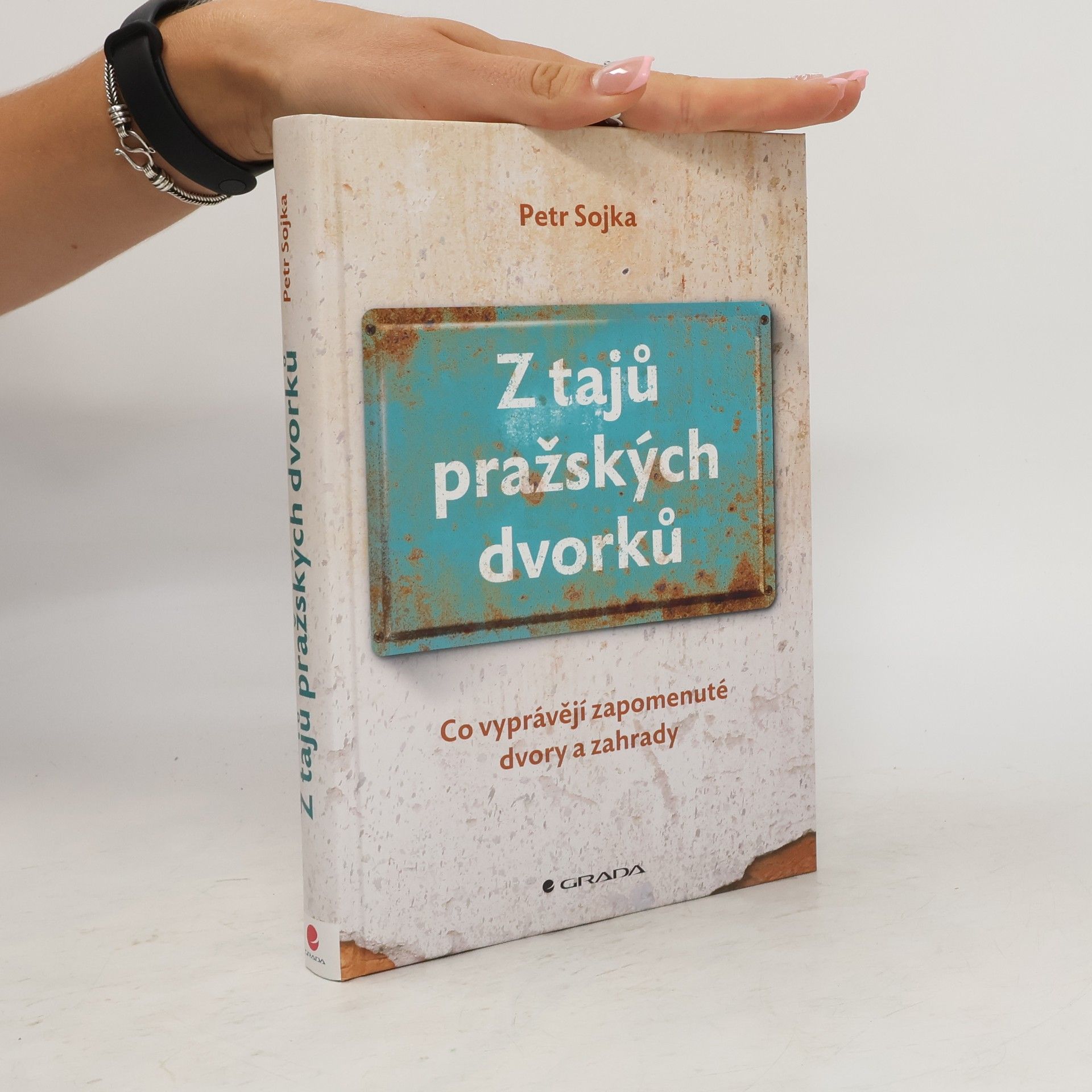 Z tajů pražských dvorků : co vyprávějí zapomenuté dvory a zahrady
