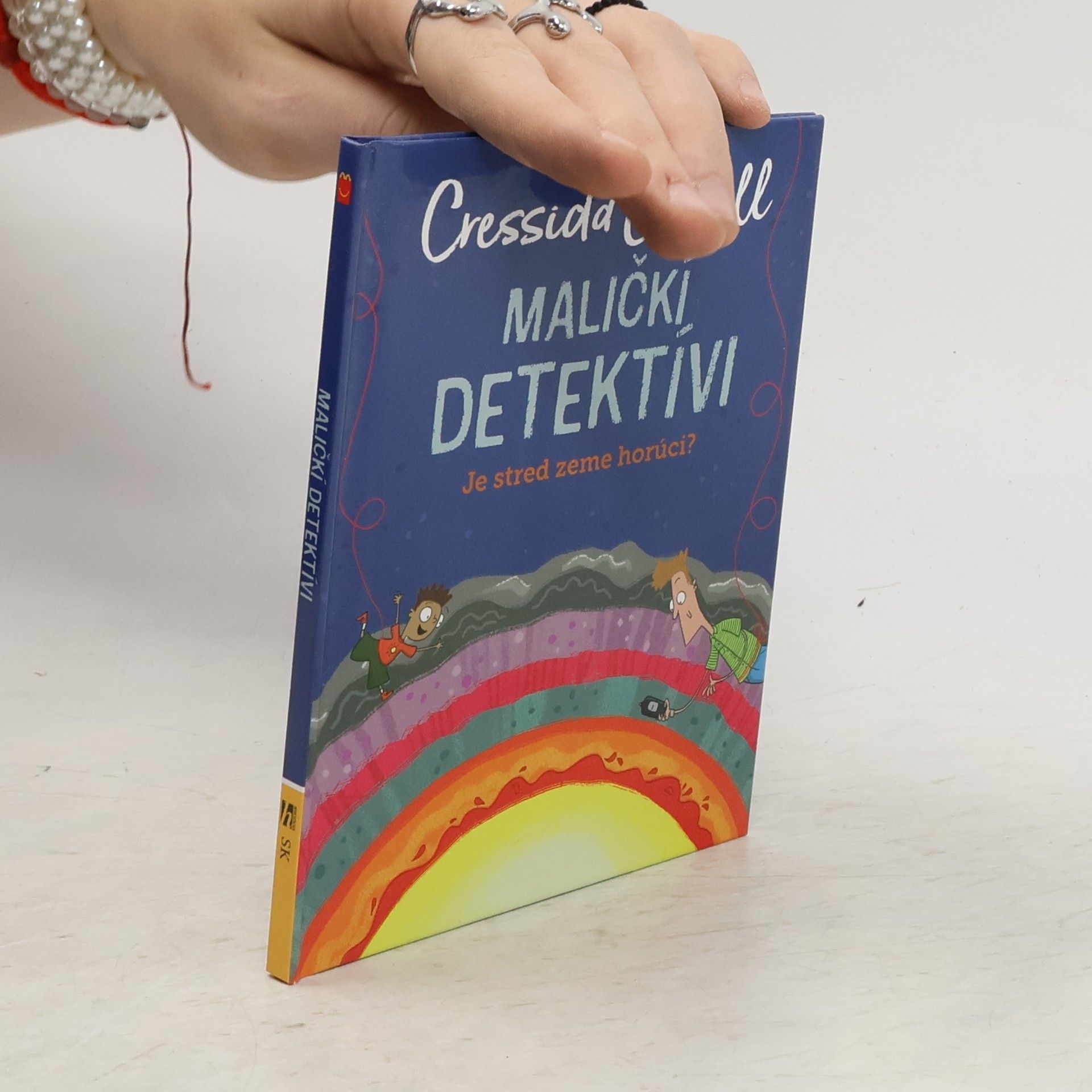 Cressida Cowell Maličkí detektívi. Je stred zeme horúci?
