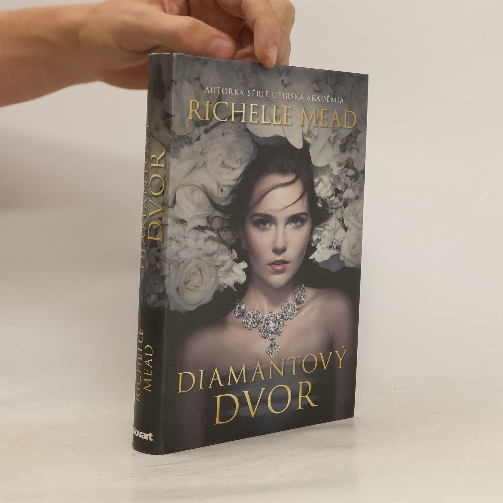 Richelle Mead Diamantový dvor