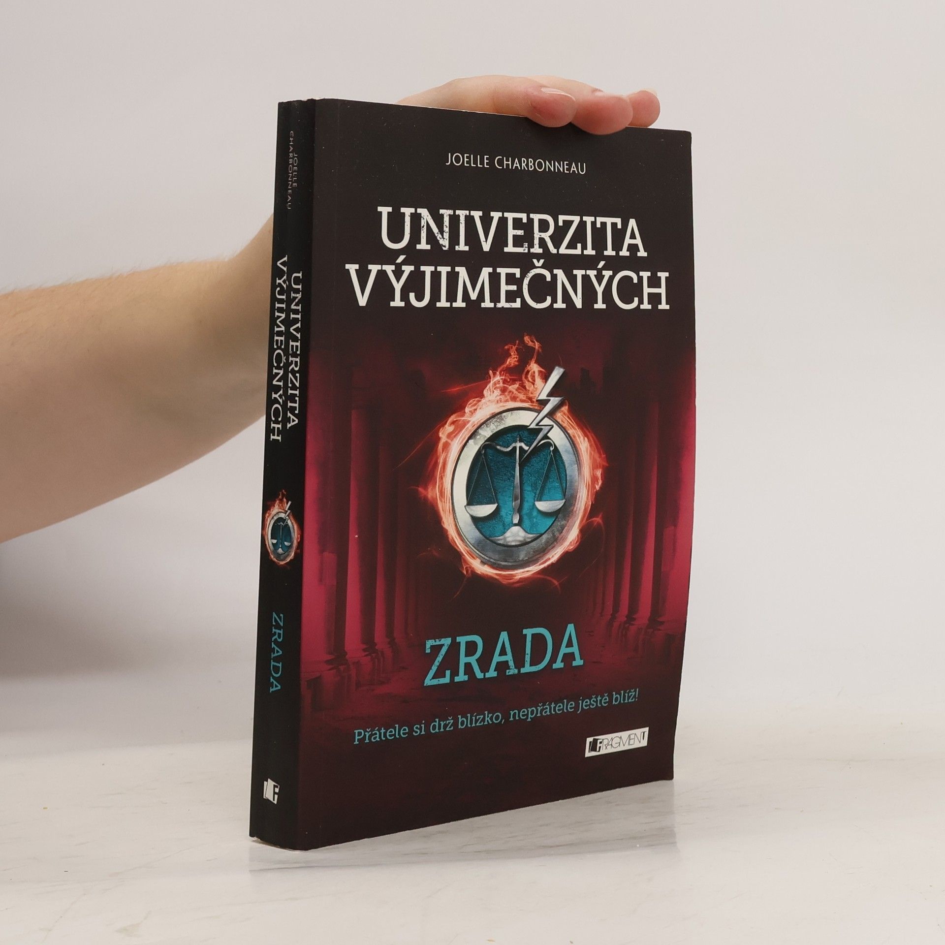 Joelle Charbonneau Univerzita výjimečných. Zrada