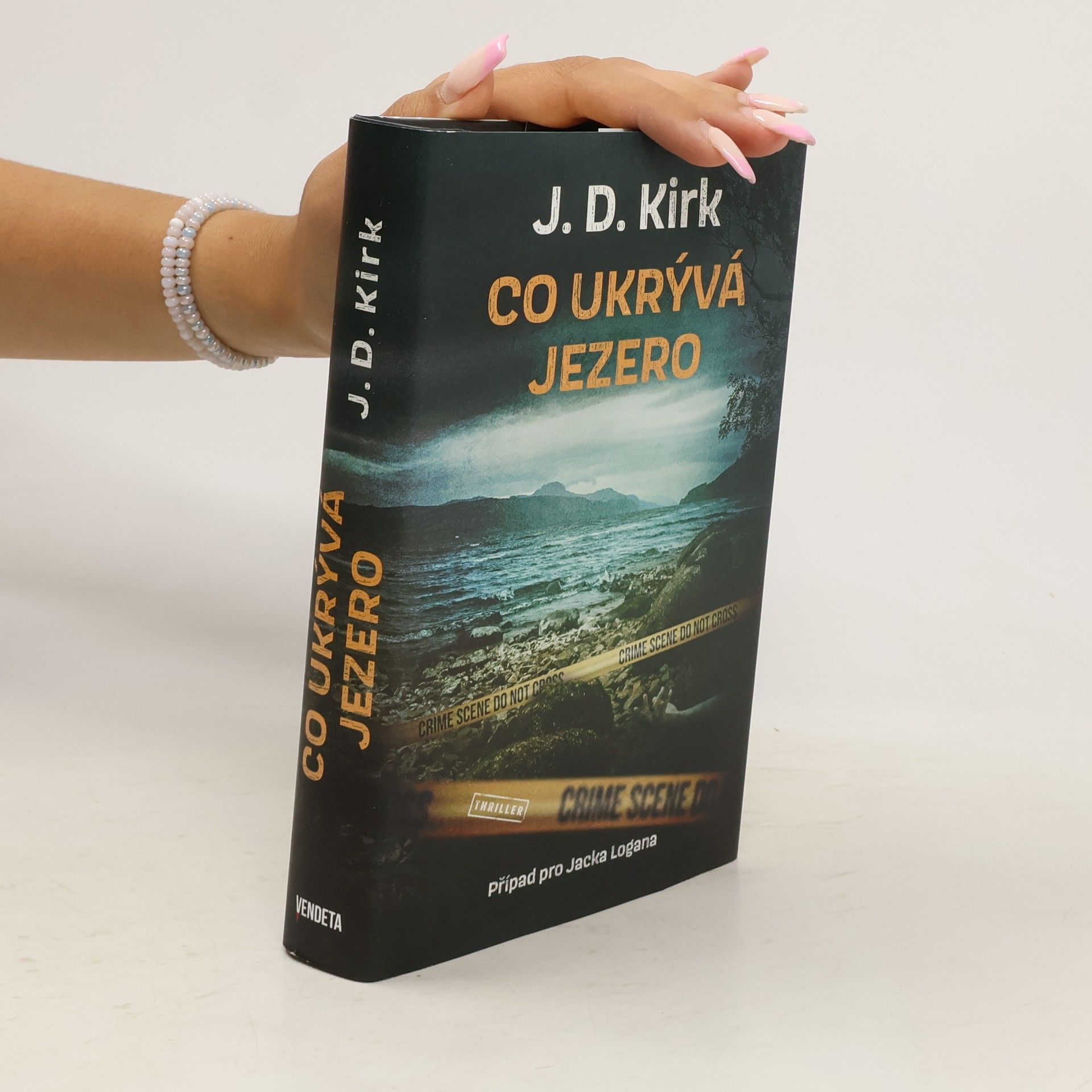 Barry Hutchison Co ukrývá jezero