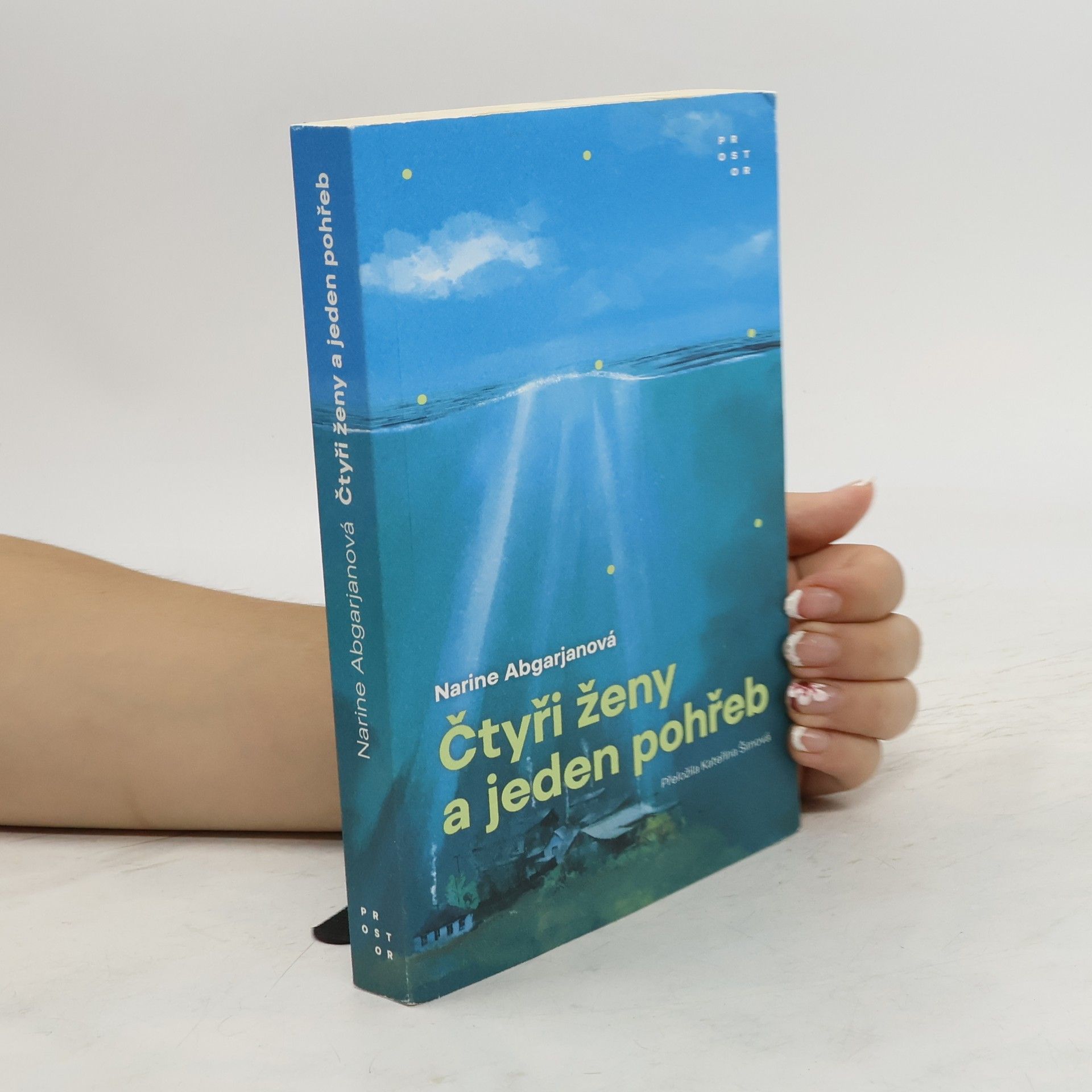 Narinè Abgarjan Čtyři ženy a jeden pohřeb