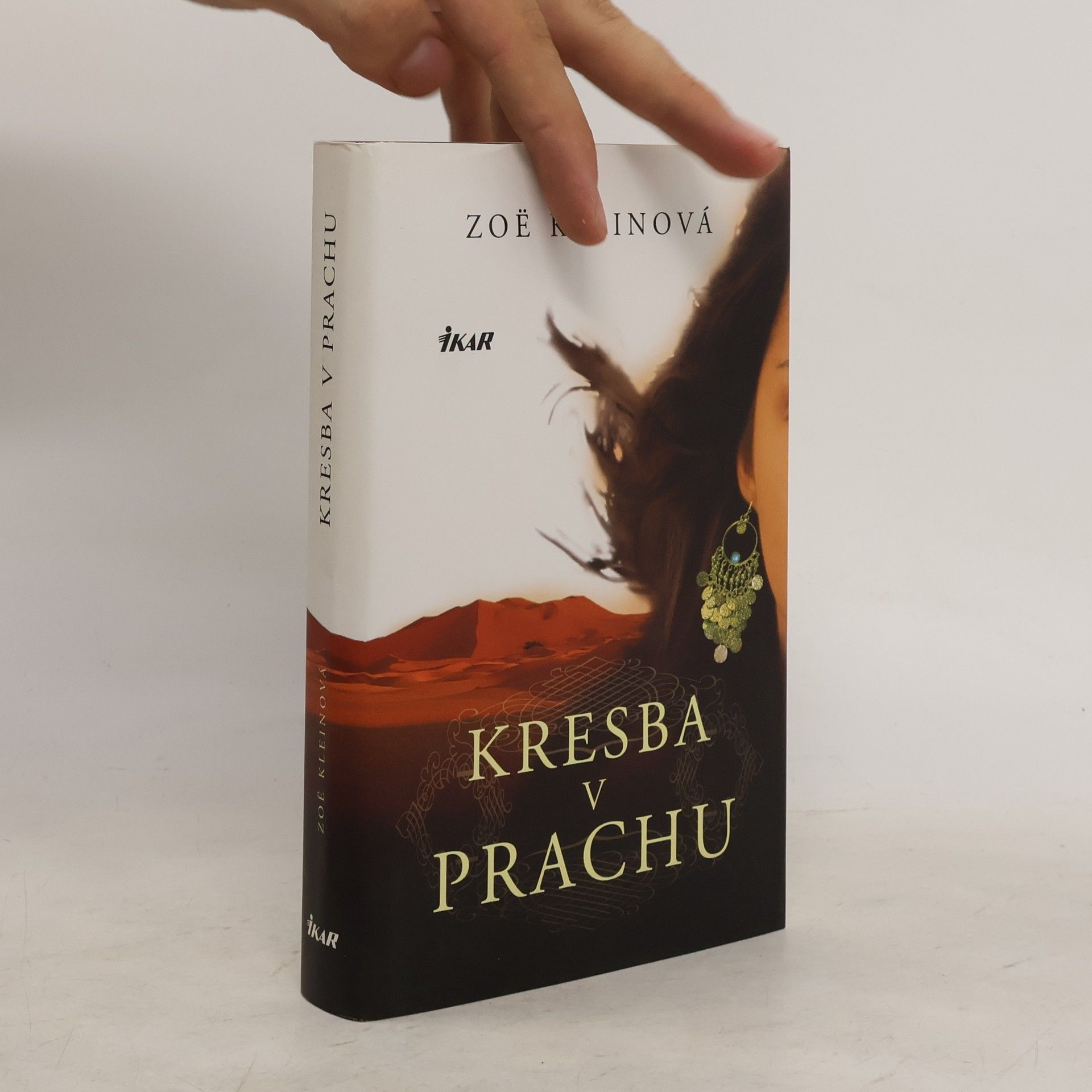 Zoë Klein Kresba v prachu