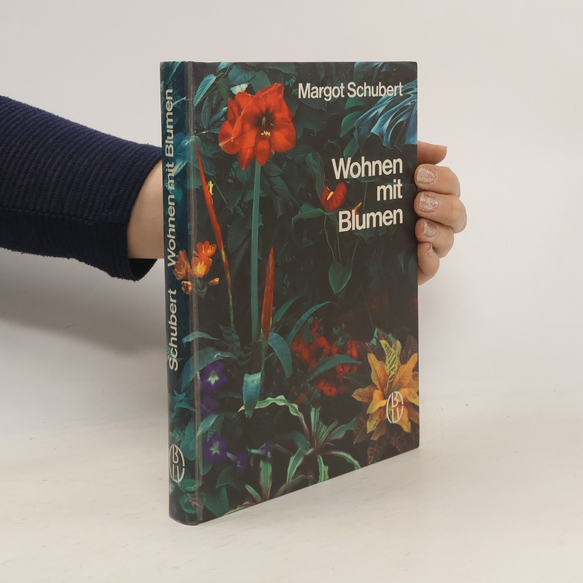 Margot Schubert Whonen mit Blumen