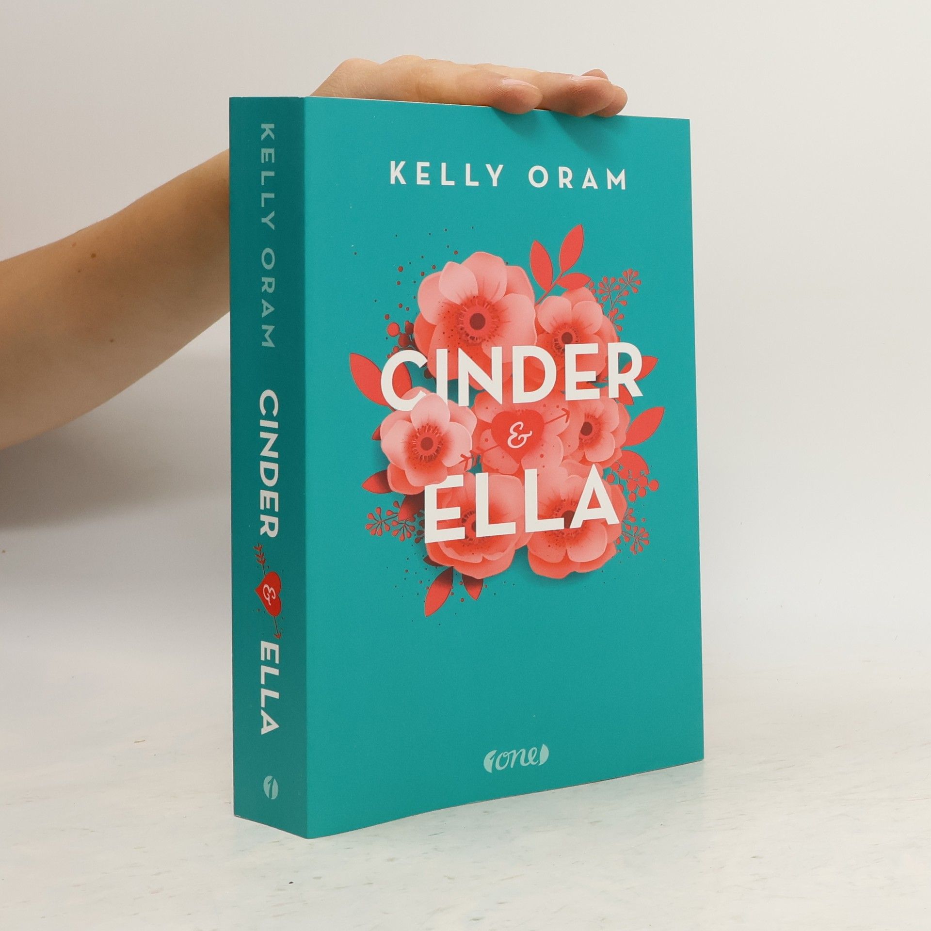 Kelly Oram Cinder & Ella 1