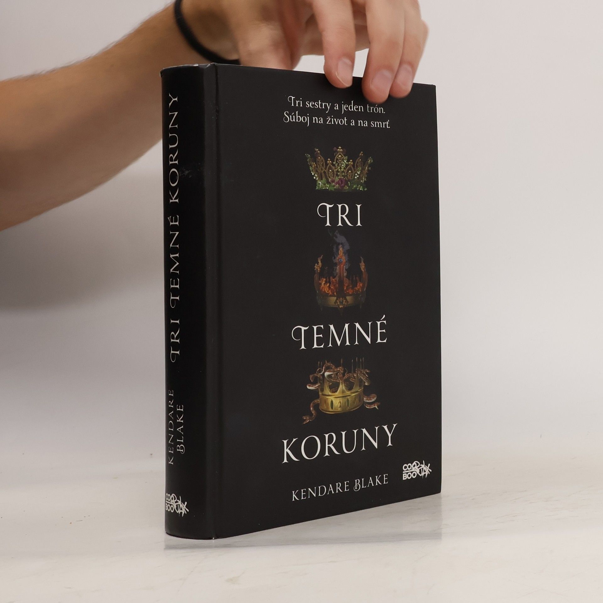 Kendare Blake Tri temné koruny