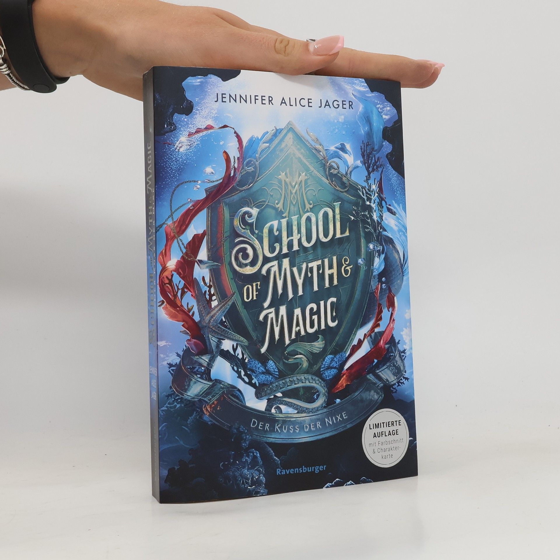 Jennifer Alice Jager School of Myth & Magic, Band 1: Der Kuss der Nixe (Limitierte Auflage mit Farbschnitt und Charakterkarte)