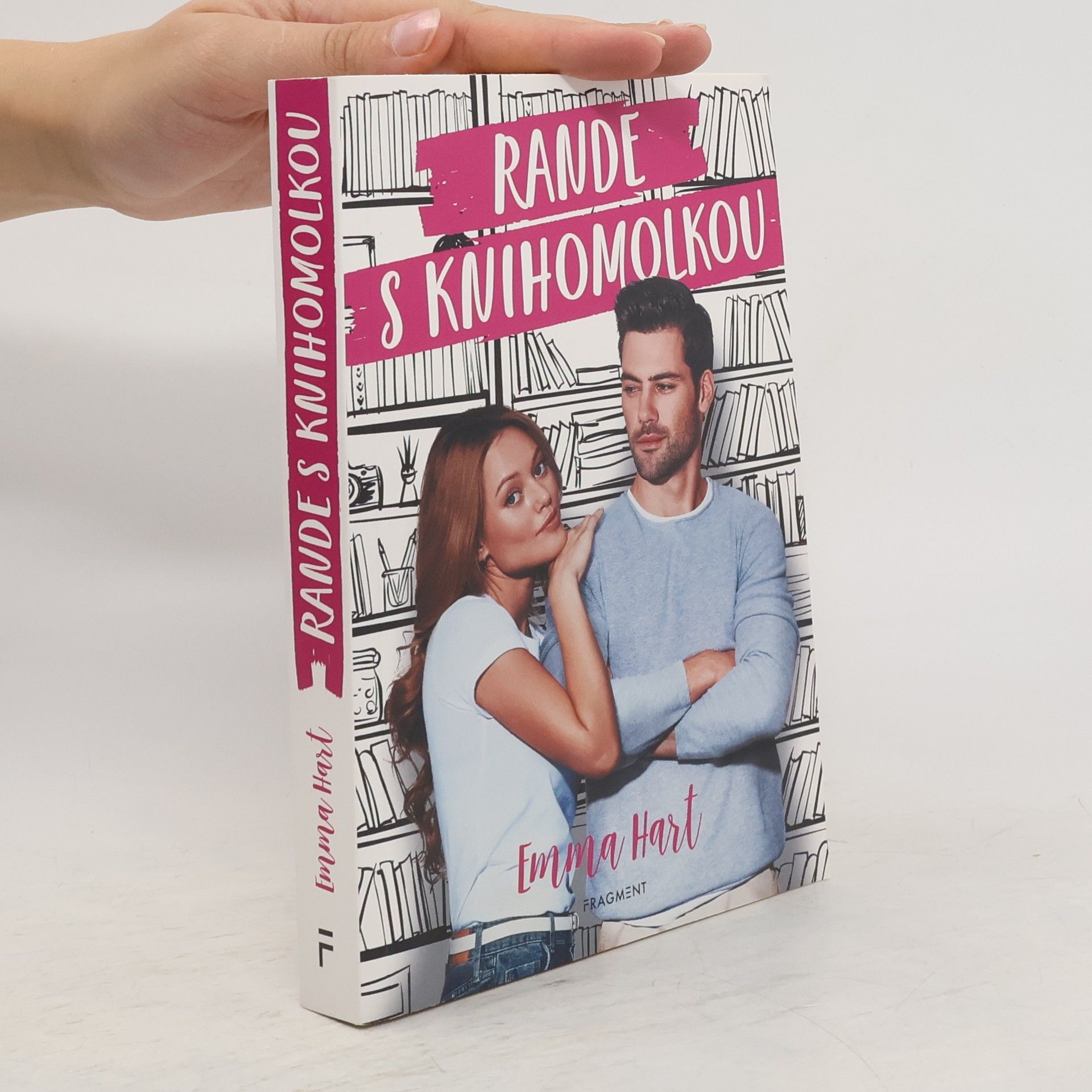 Emma Hart Rande s knihomolkou