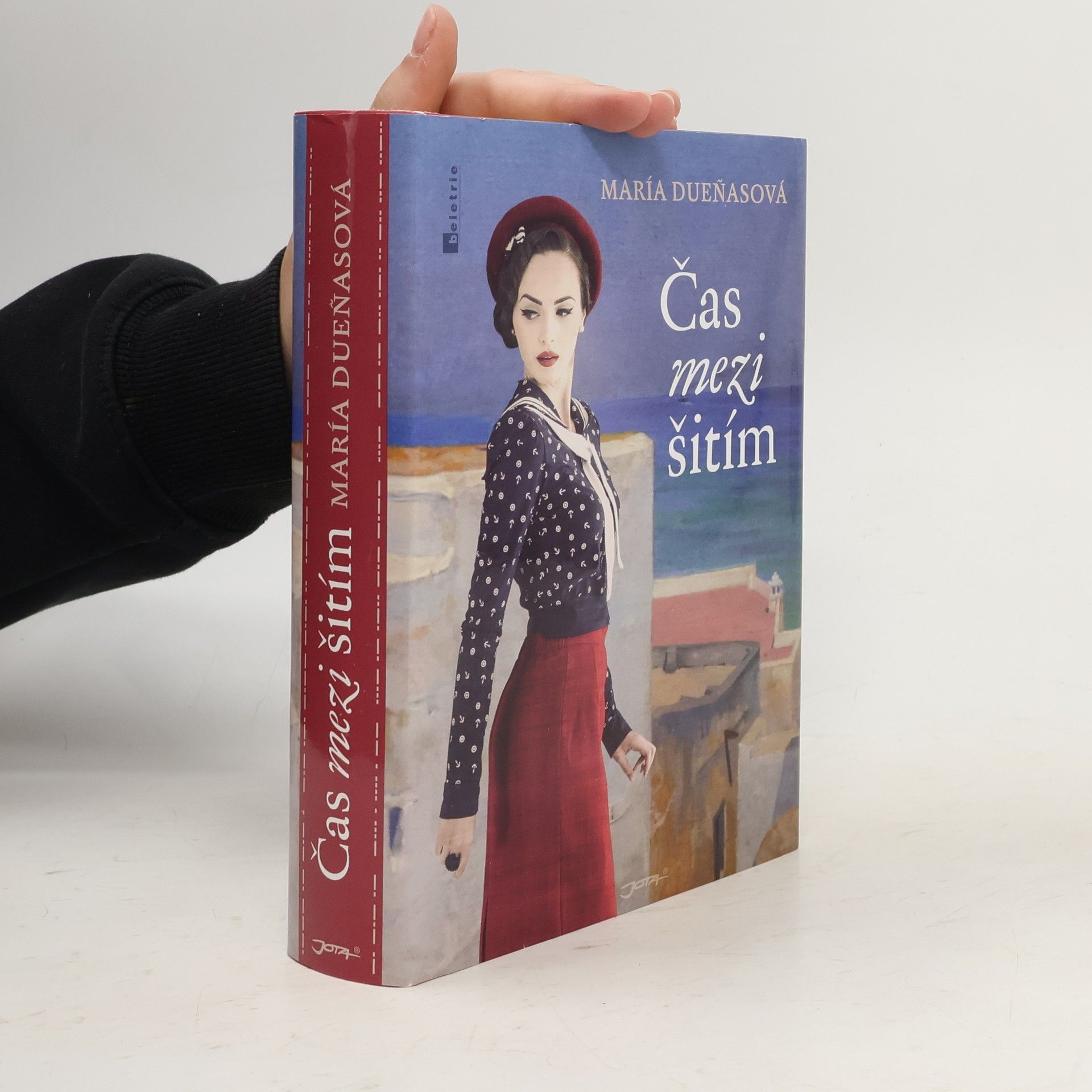 María Dueñas Čas mezi šitím