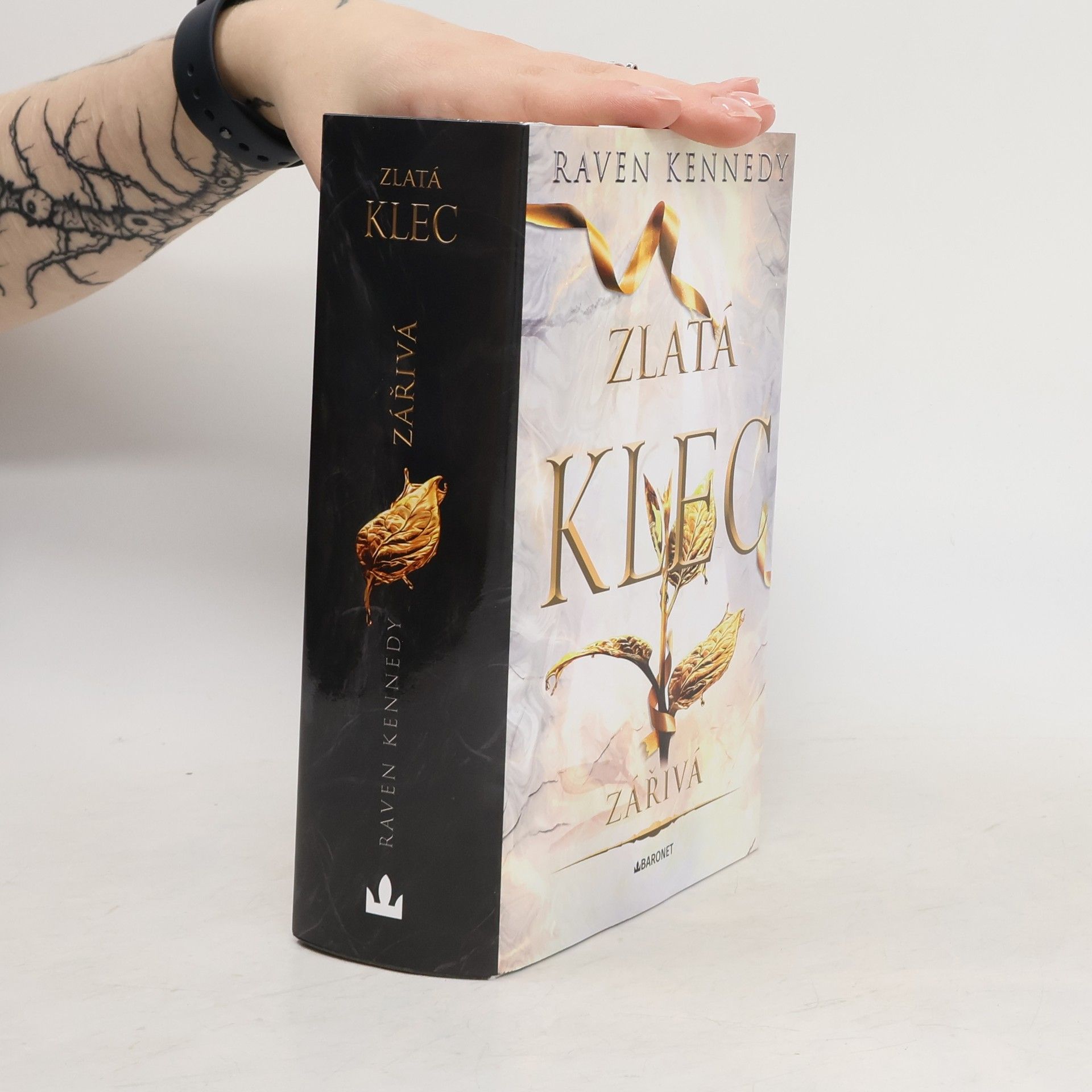 Raven Kennedy Zlatá klec 4. Zářivá