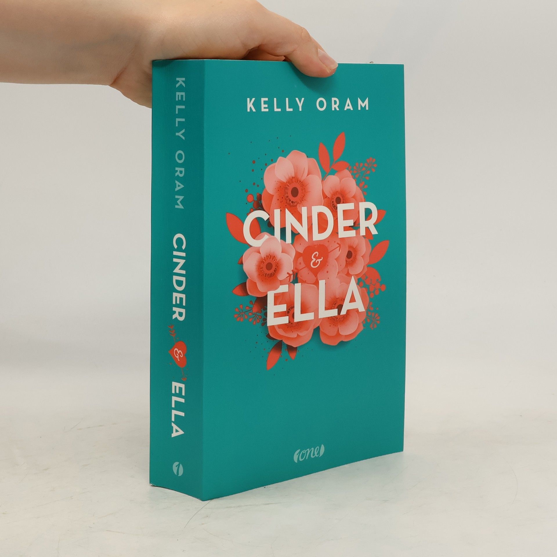 Kelly Oram Cinder & Ella 1