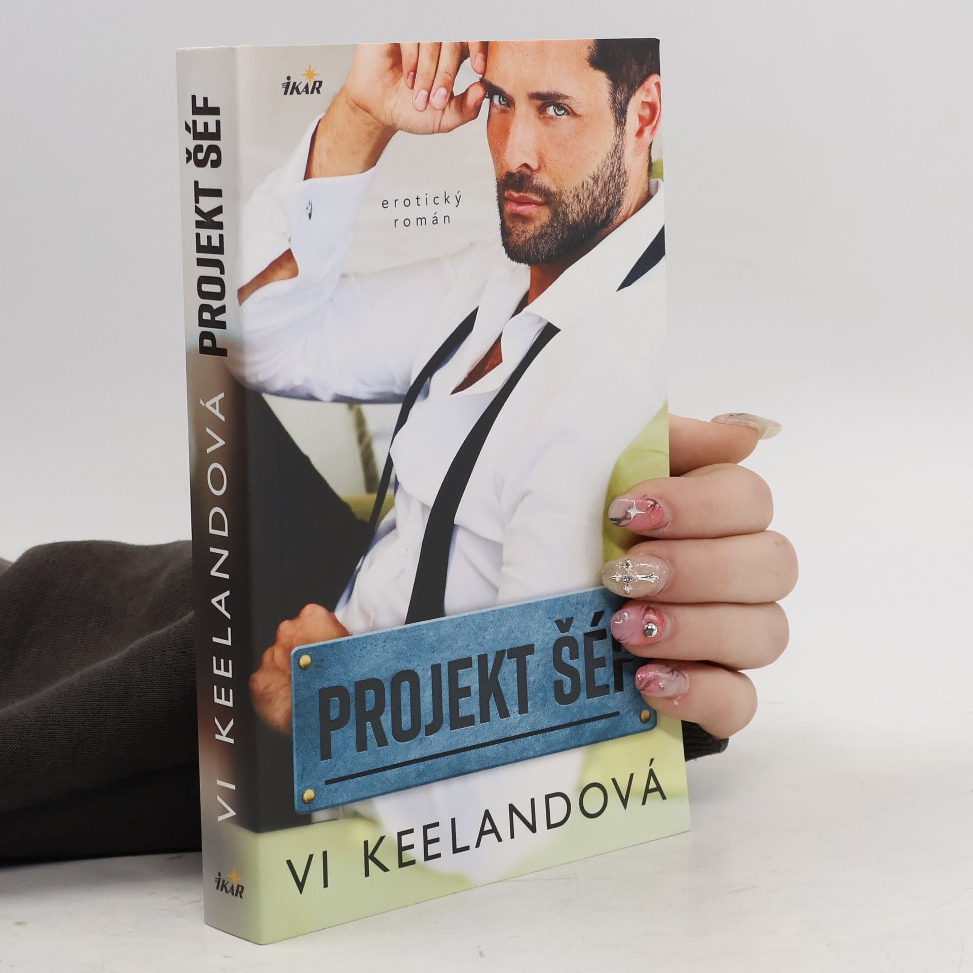 Vi Keeland Projekt šéf