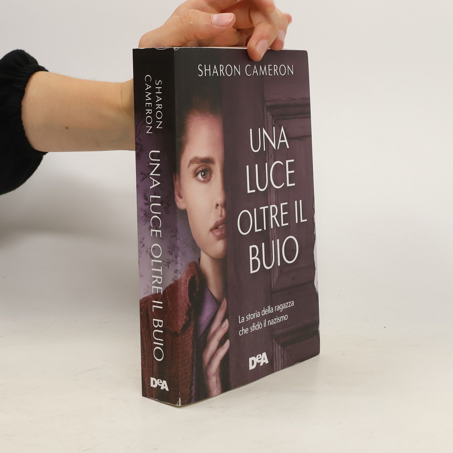 Sharon Cameron Una luce oltre il buio. La storia della ragazza che sfidò il nazismo