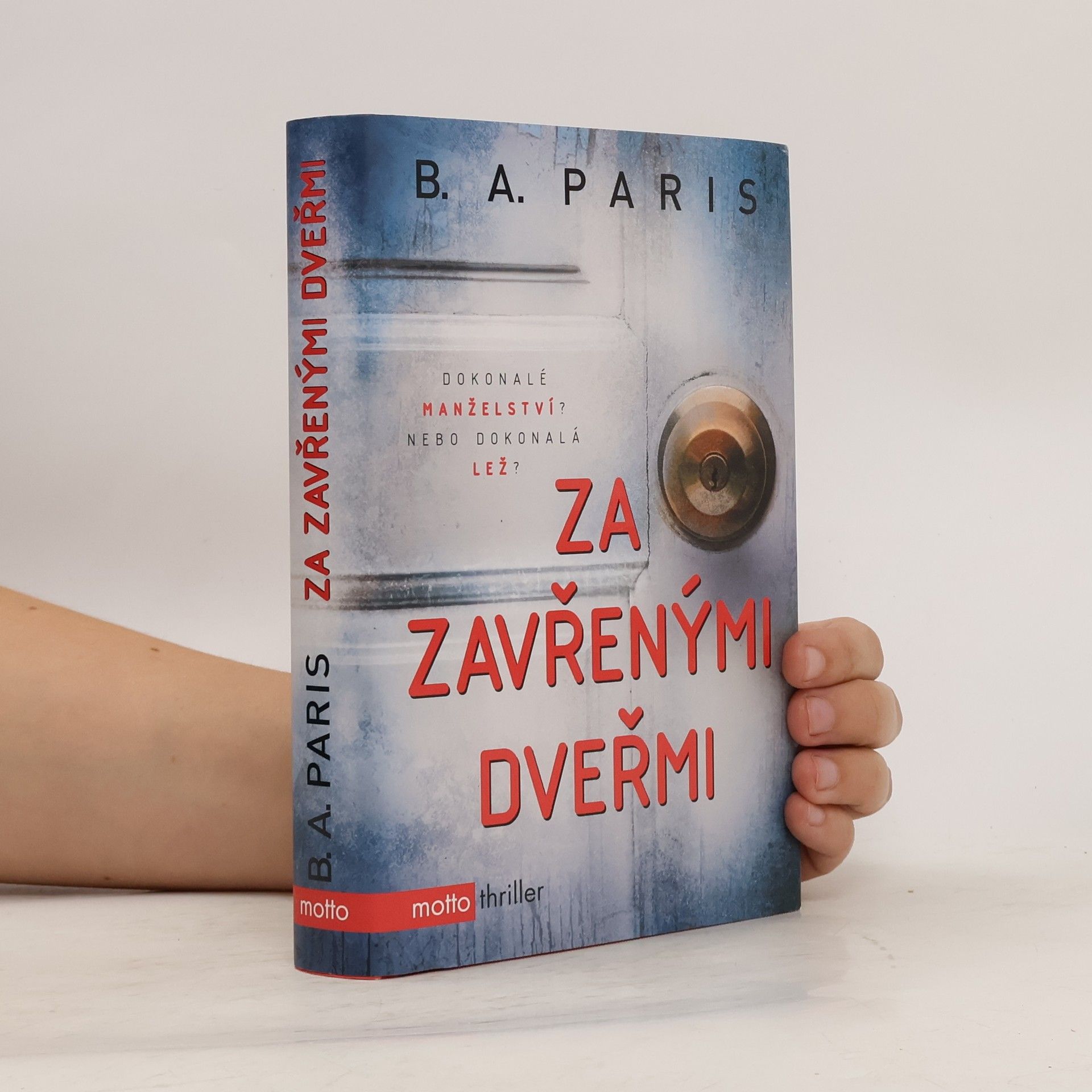 B.A. Paris Za zavřenými dveřmi