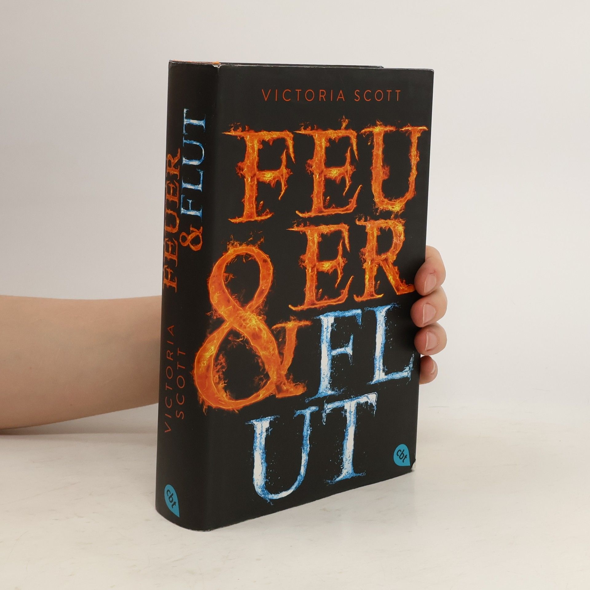 Victoria Scott Feuer & Flut