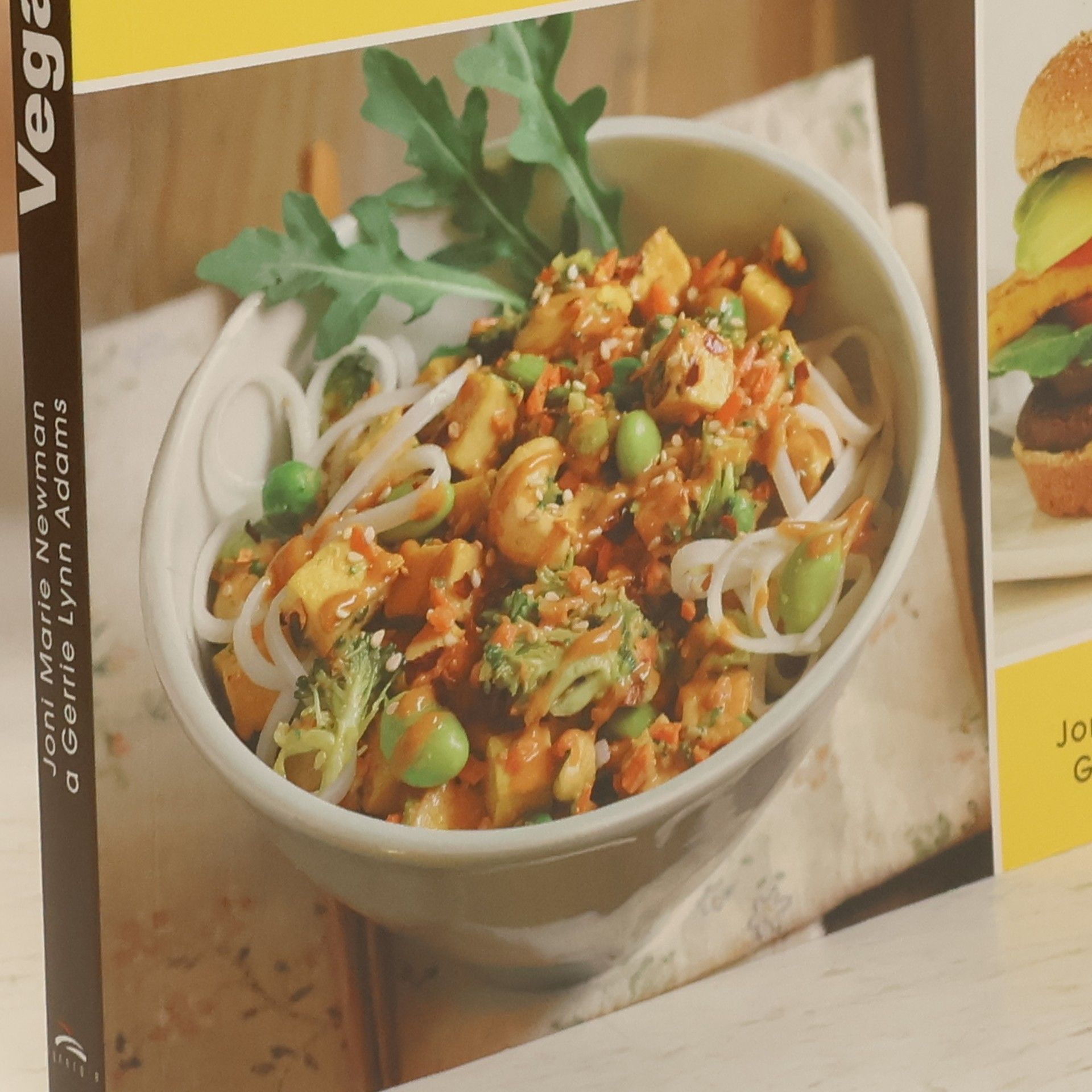 Joni Marie Newman Veganská kuchyně : vše co potřebujete vědět o rostlinné stravě a veganském životním stylu