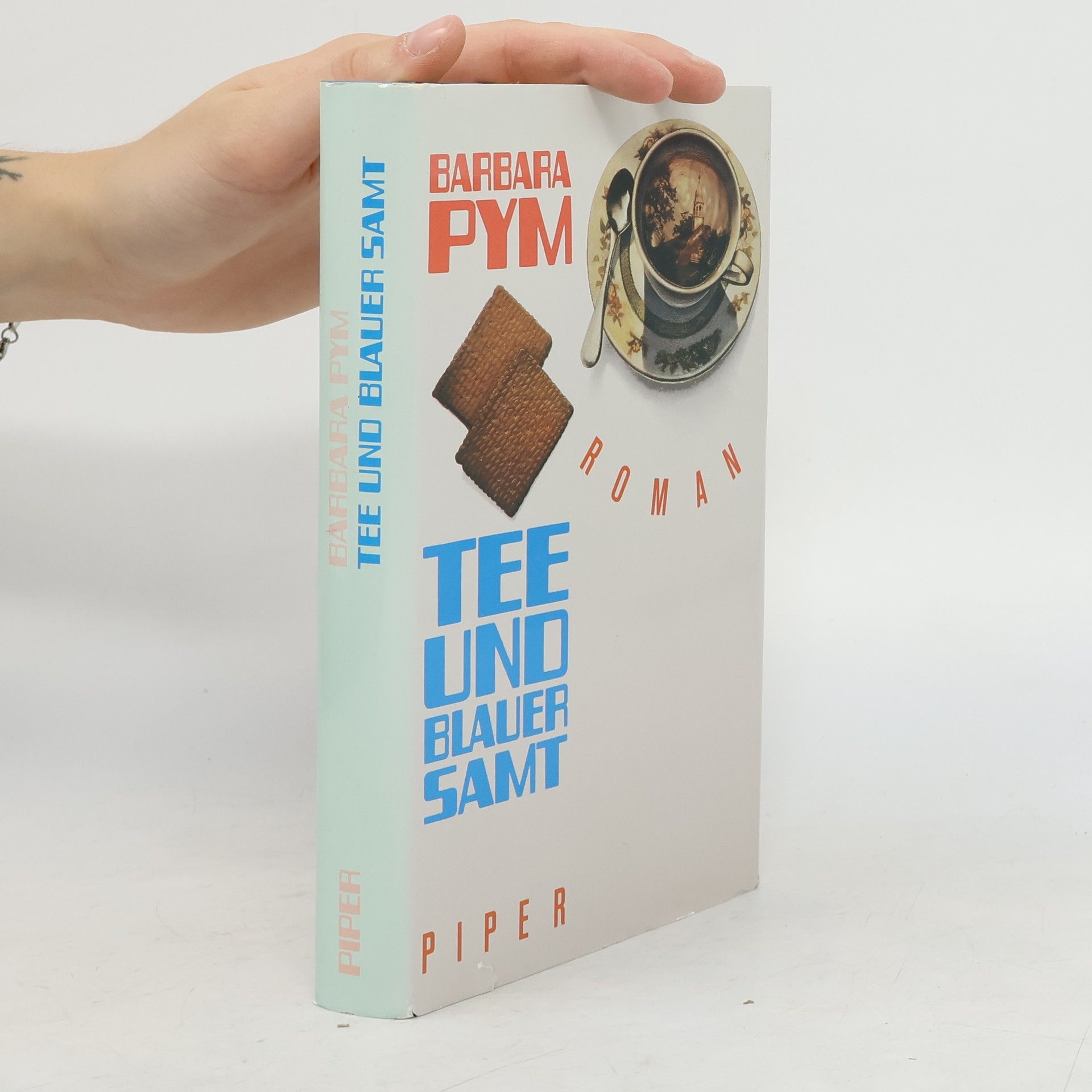Barbara Pym Tee und blauer Samt