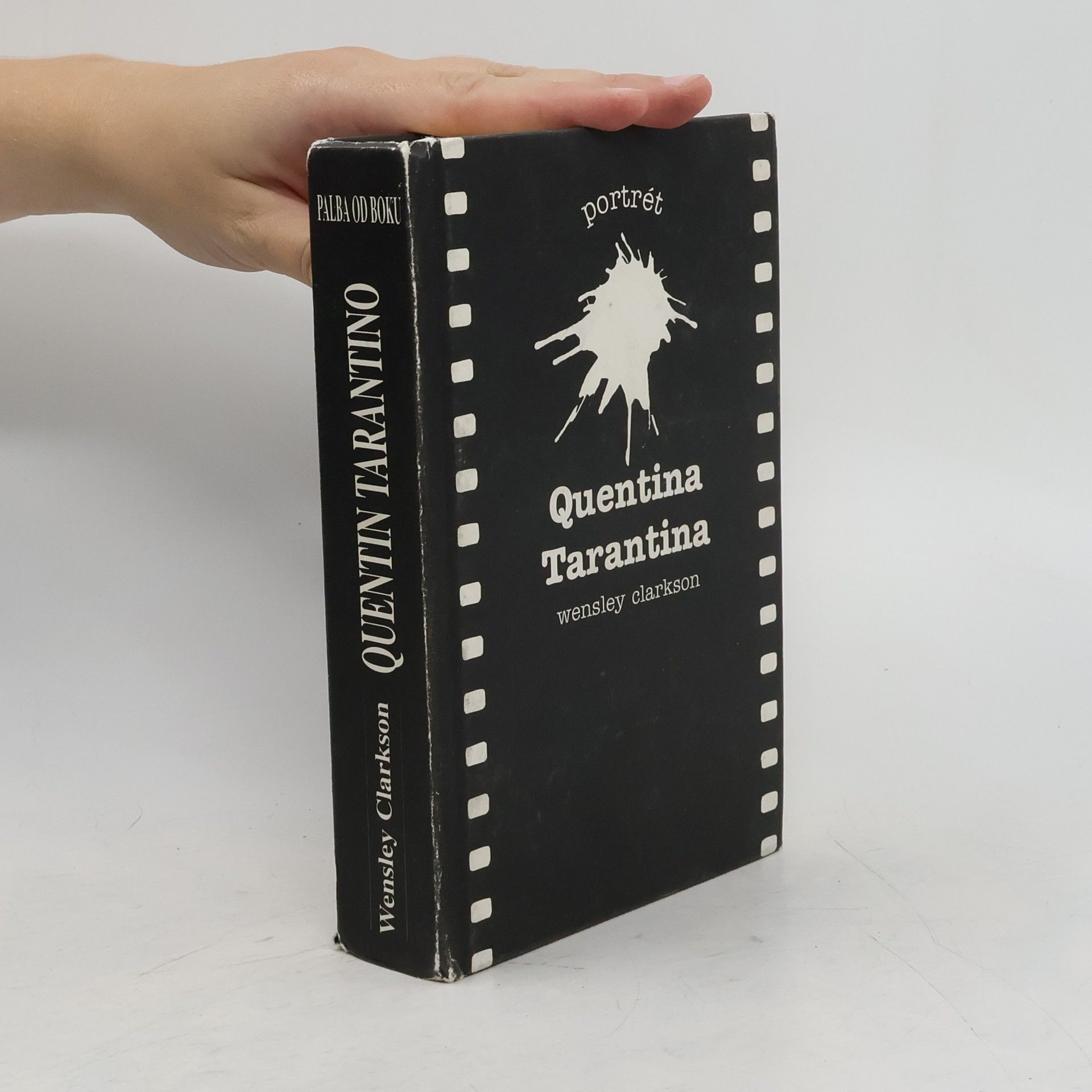 Palba od boku - portrét Quentina Tarantina