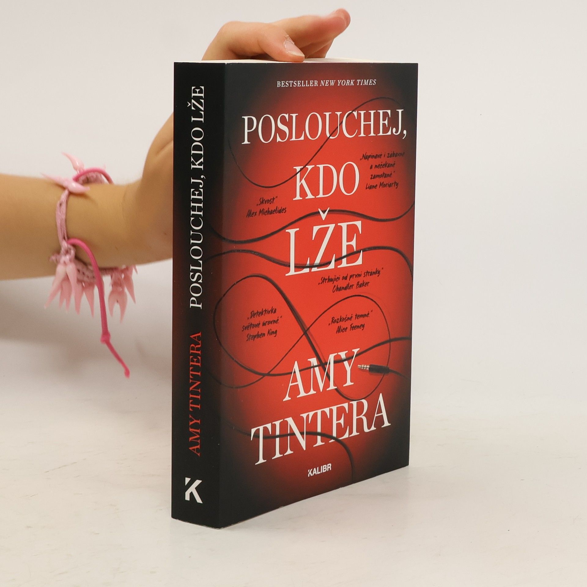 Amy Tintera Poslouchej, kdo lže