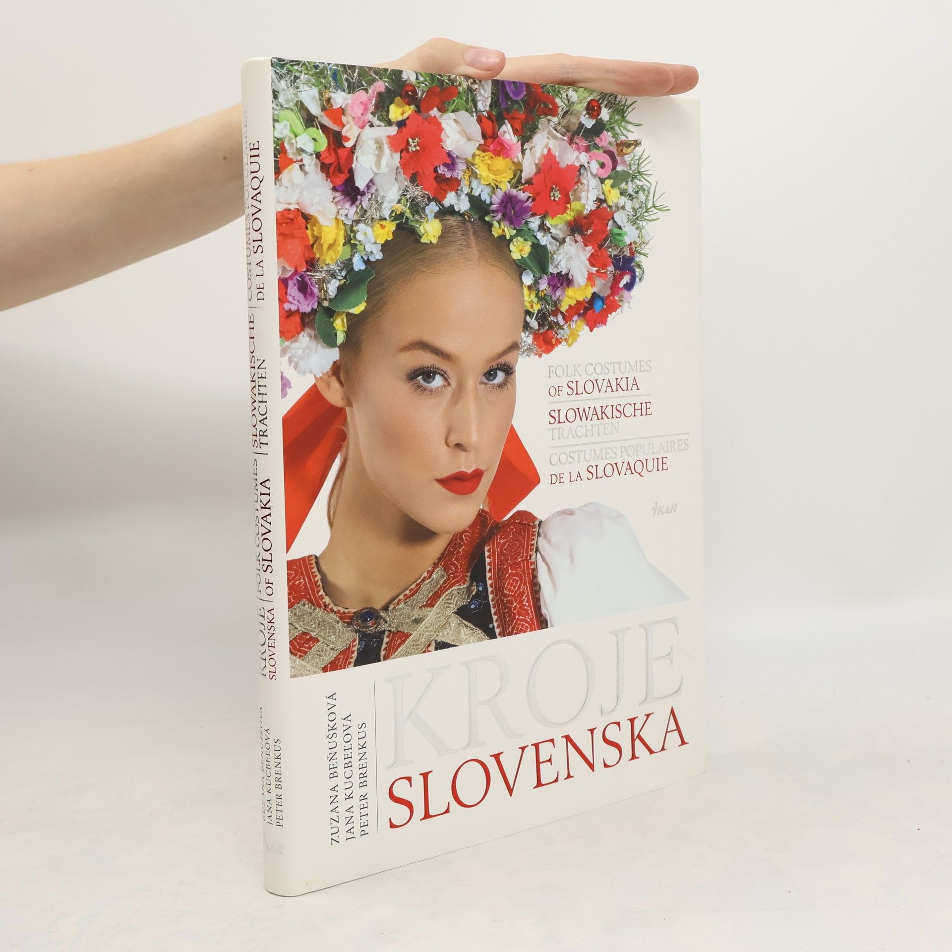 Zuzana Beňušková Kroje Slovenska/ Folk costumes of Slovakia/ Slowakische Trachten/ Costumes populaires de la Slovaquie