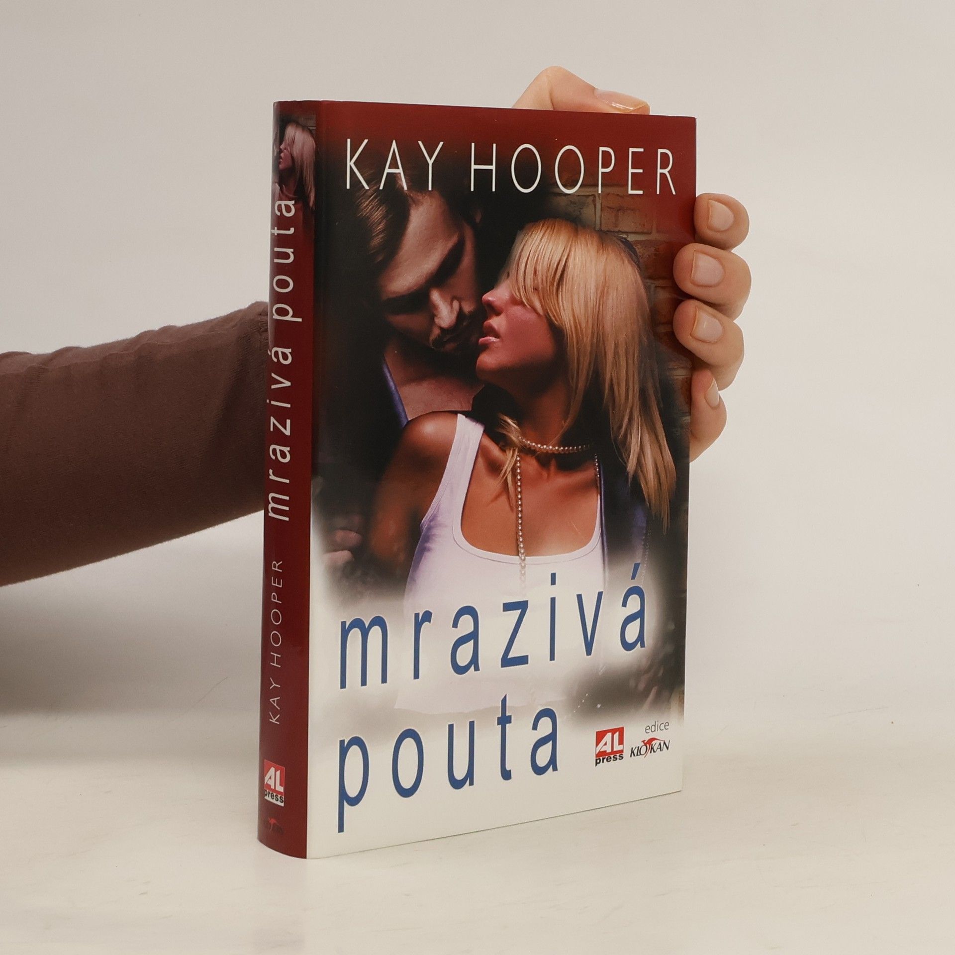 Kay Hooper Mrazivá pouta