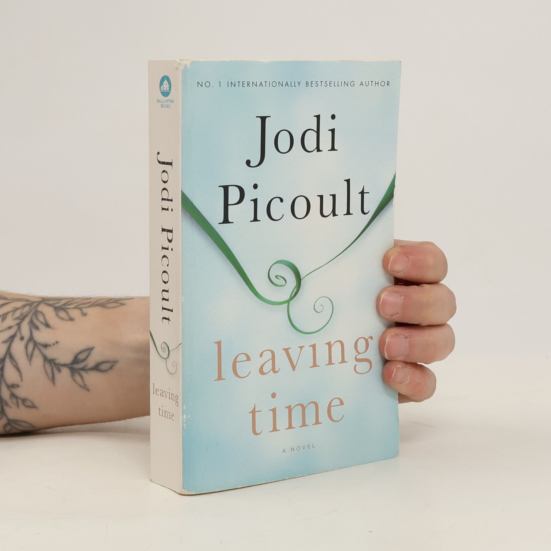 Jodi Picoult Leaving time