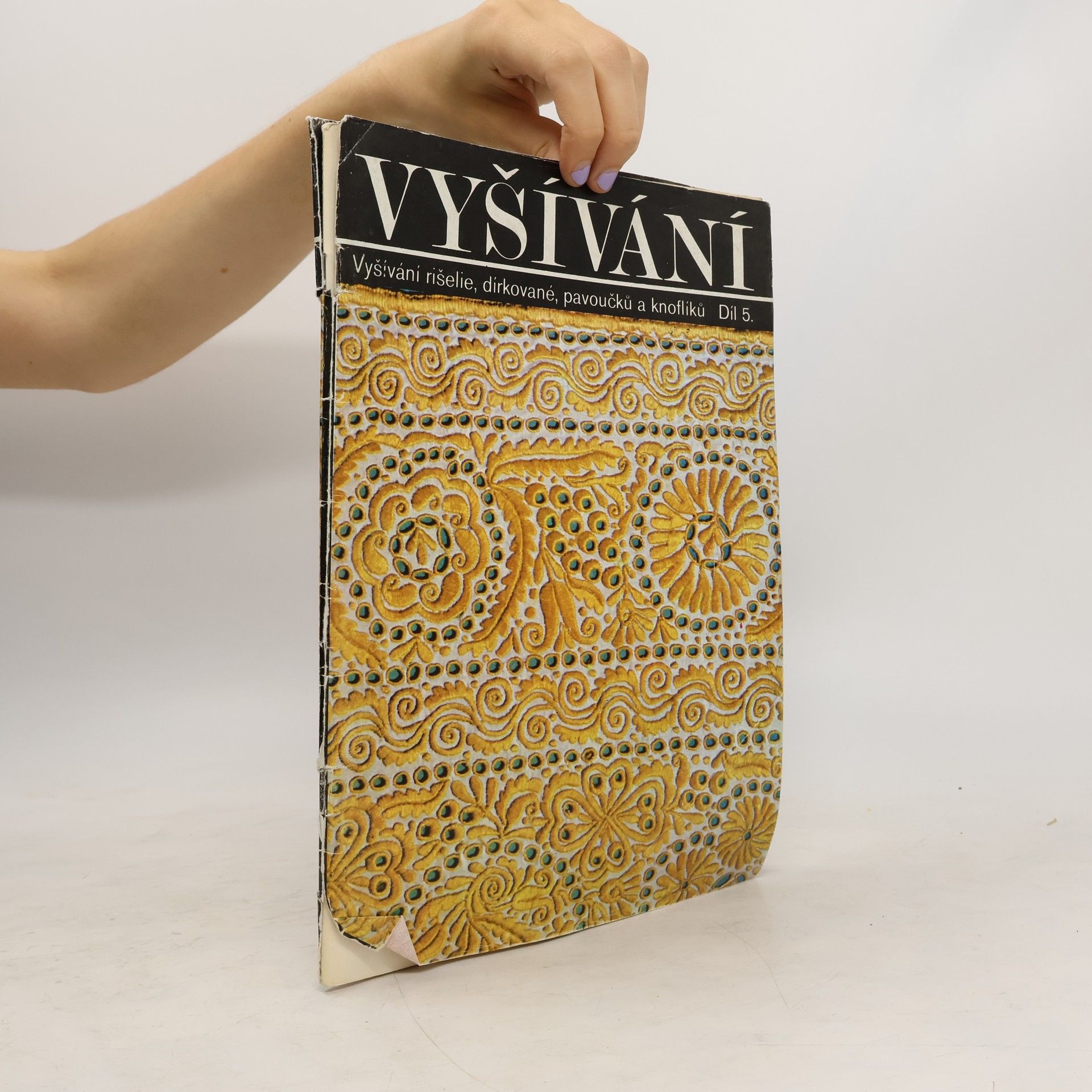 Marie Benešová Vyšívání: Vyšívání rišelie, dírkované, pavoučků a knoflíků (5.díl)