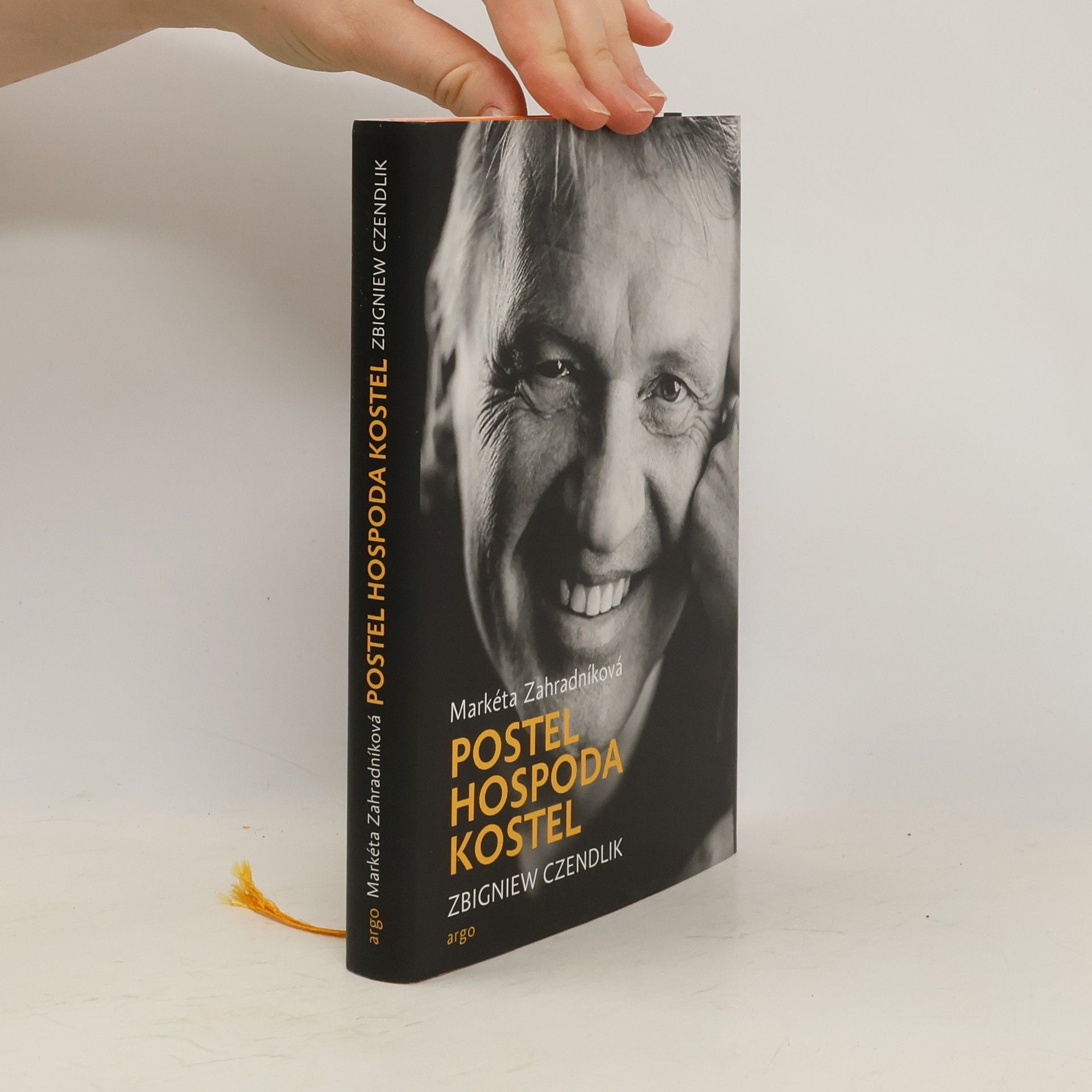 Postel, hospoda, kostel