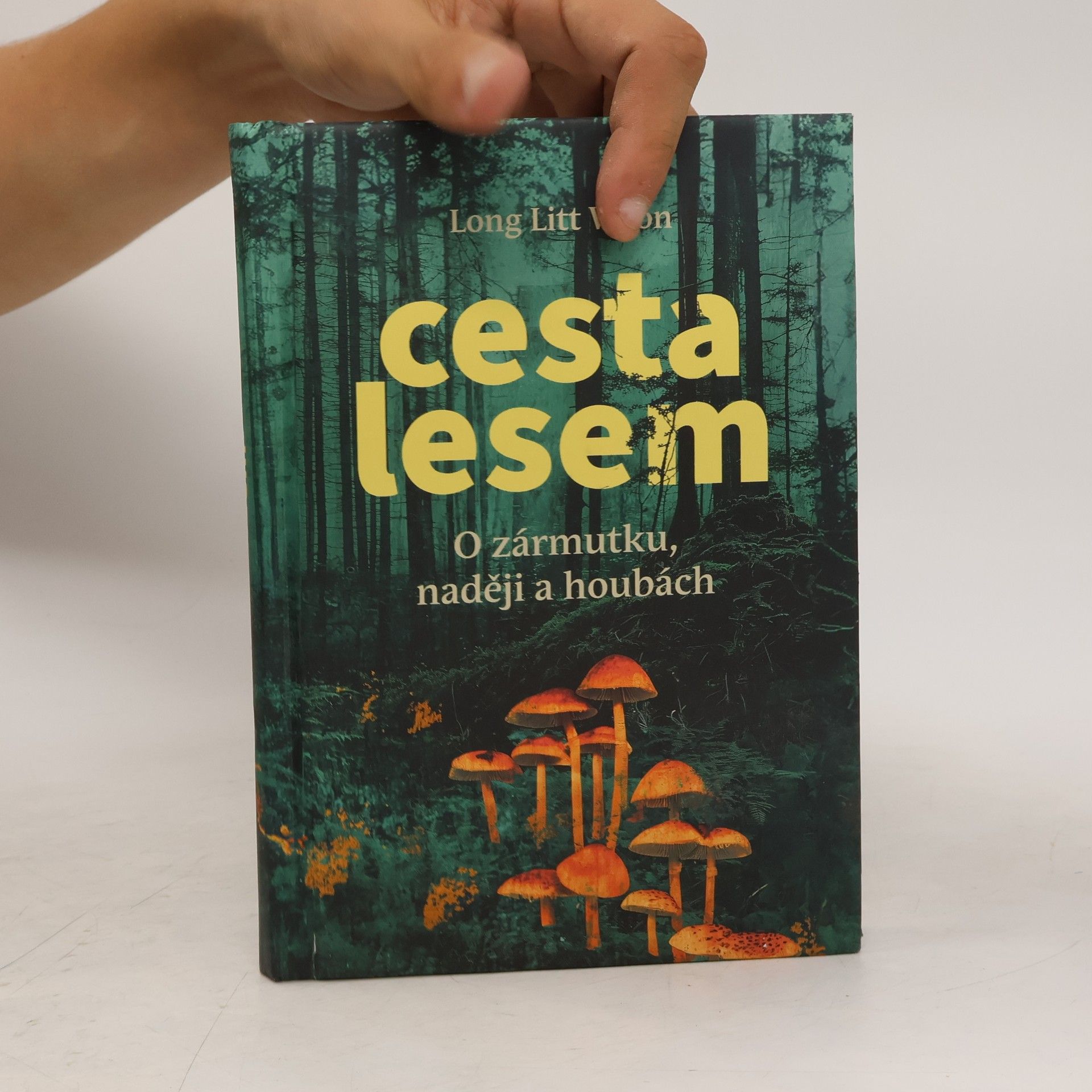 Litt Woon Long Cesta lesem. O zármutku, nadějí a houbách