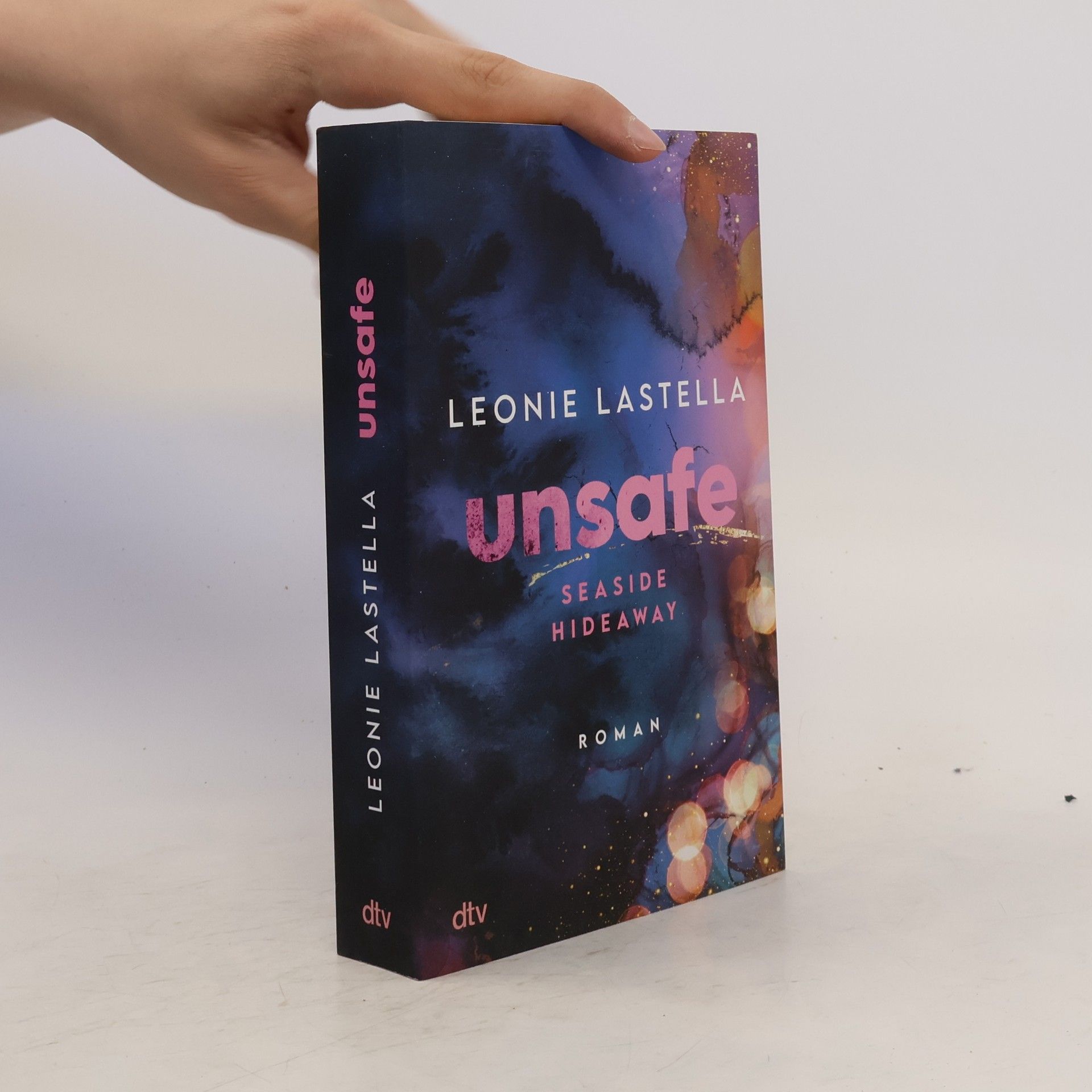 Leonie Lastella Seaside Hideaway – Unsafe