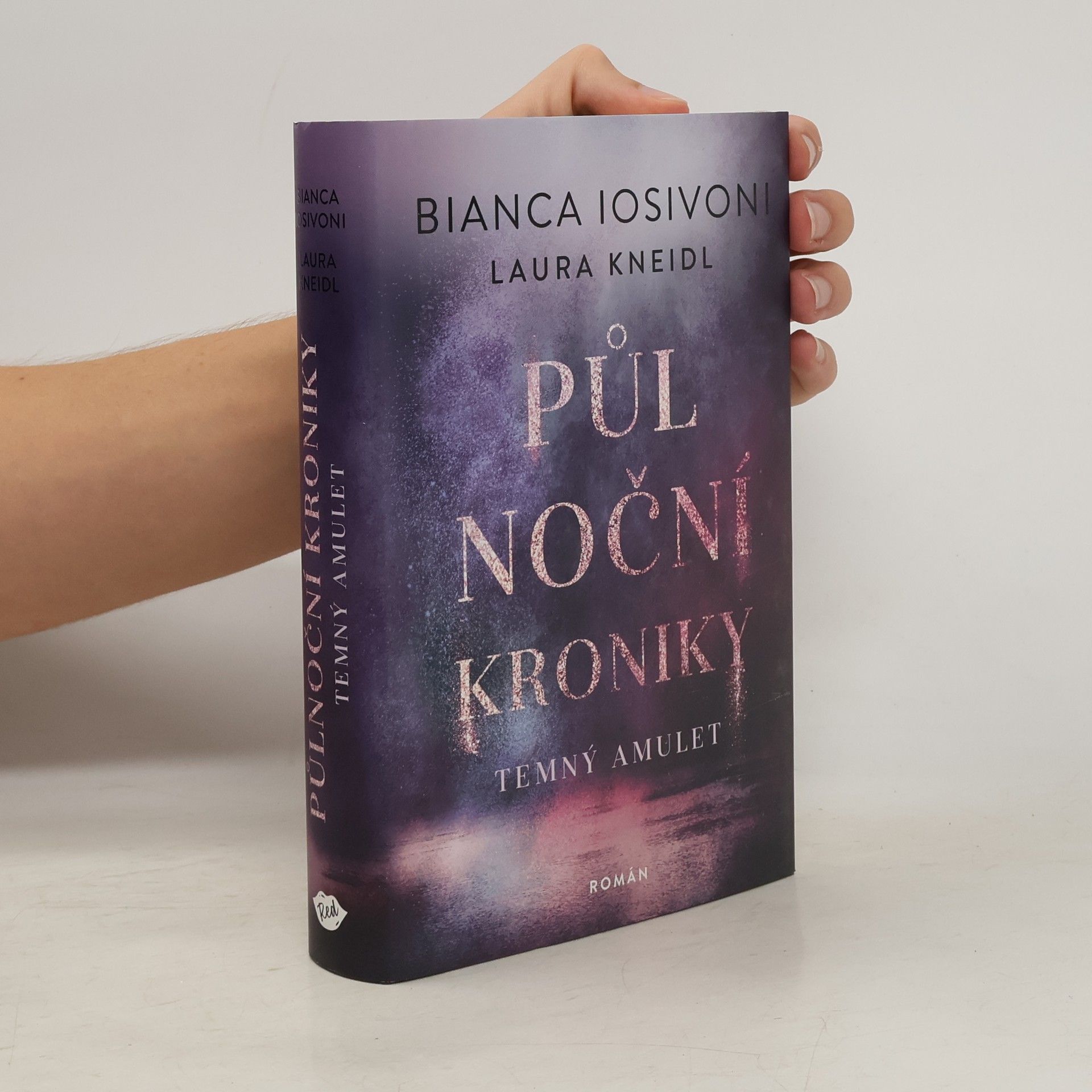 Bianca Iosivoni Půlnoční kroniky: Temný amulet.