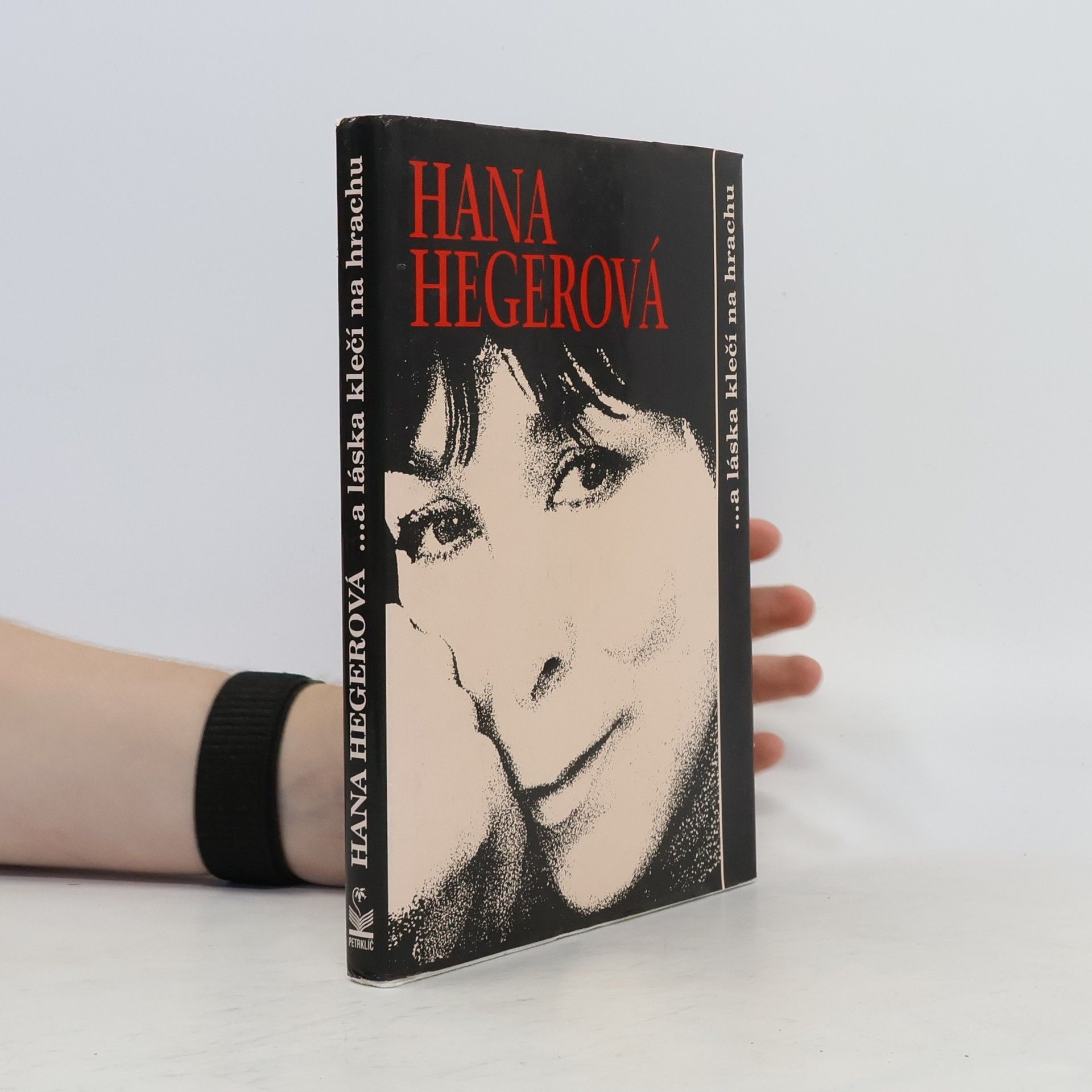 Adam Georgiev Hana Hegerová. A láska klečí na hrachu