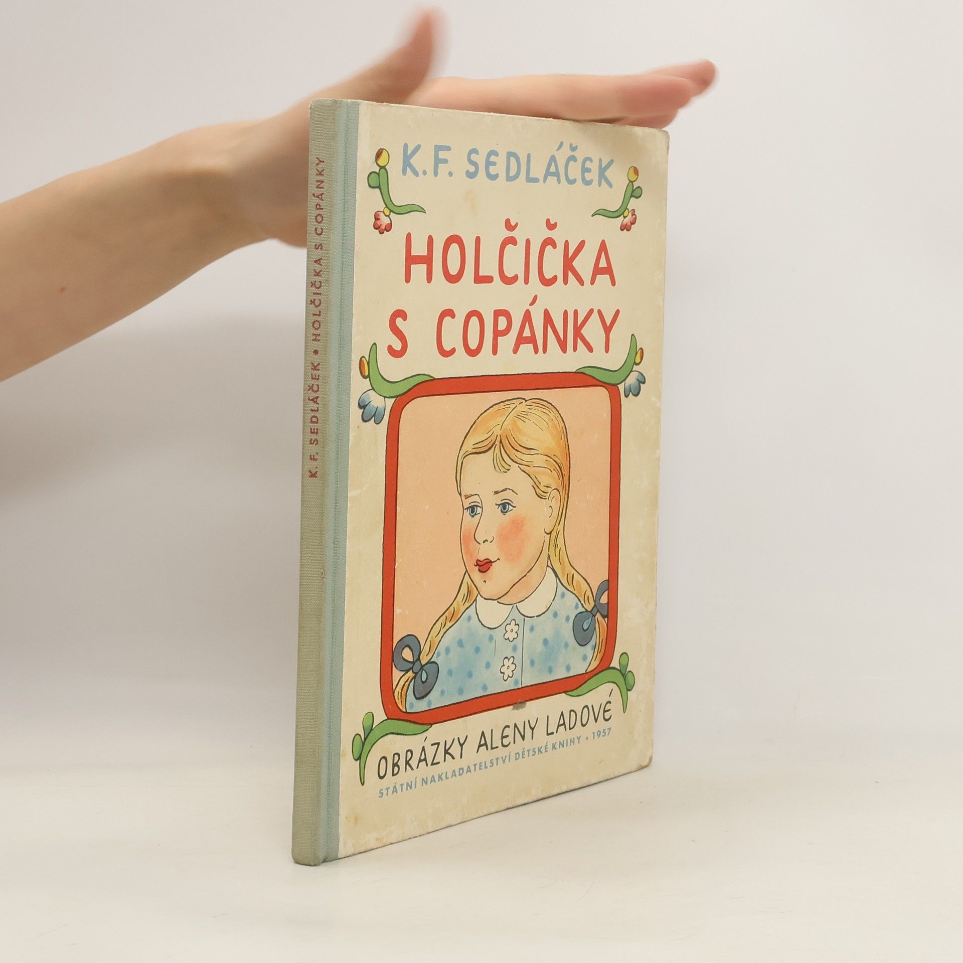 Ladová Alena Holčička s copánky