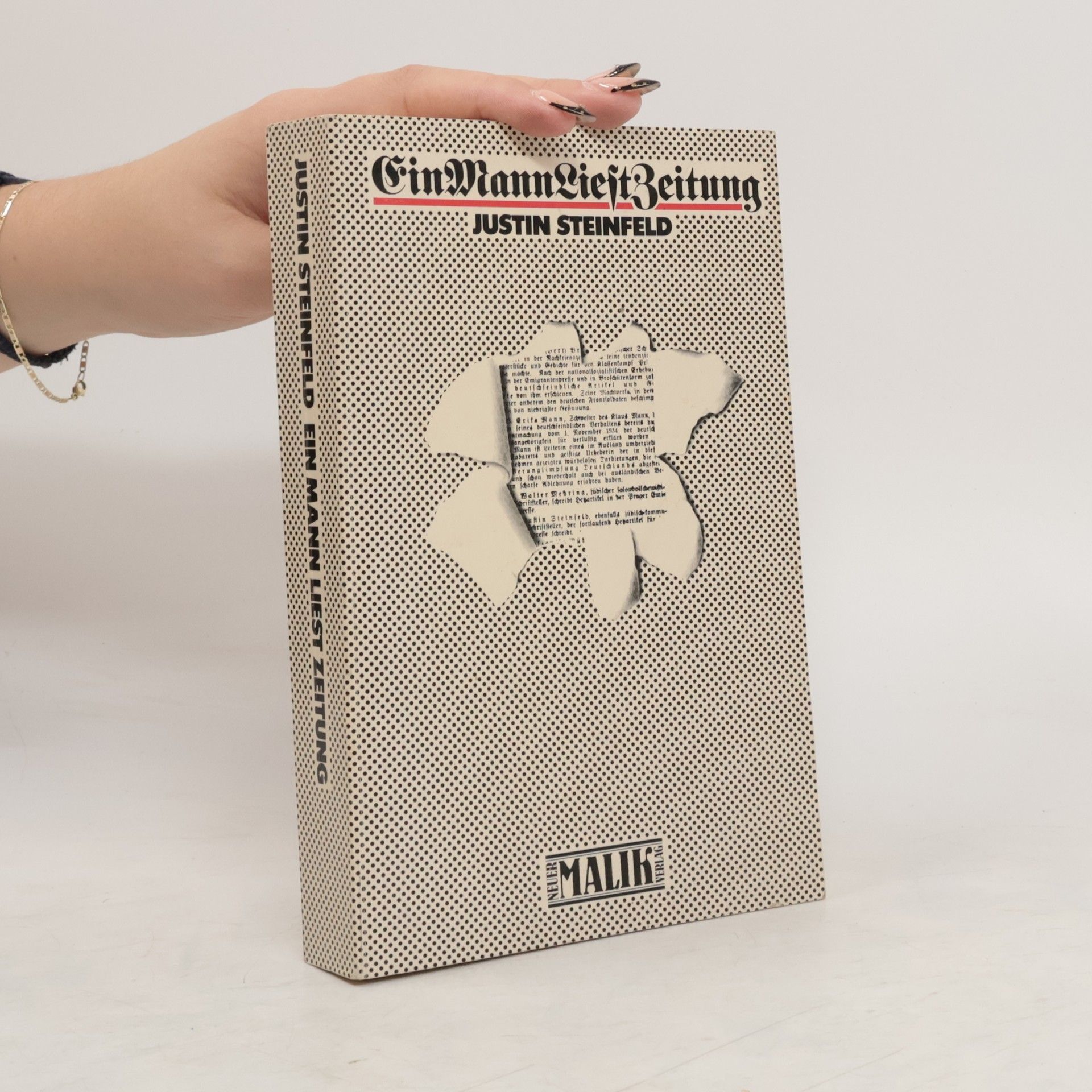 Ein Mann liest Zeitung