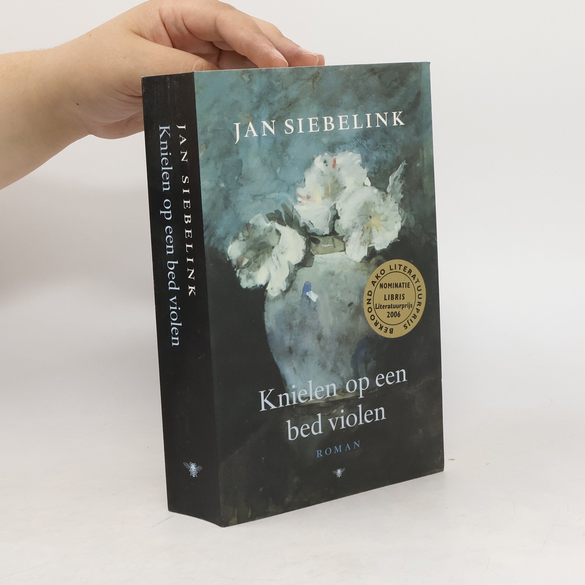 Jan Siebelink Knielen op een bed violen