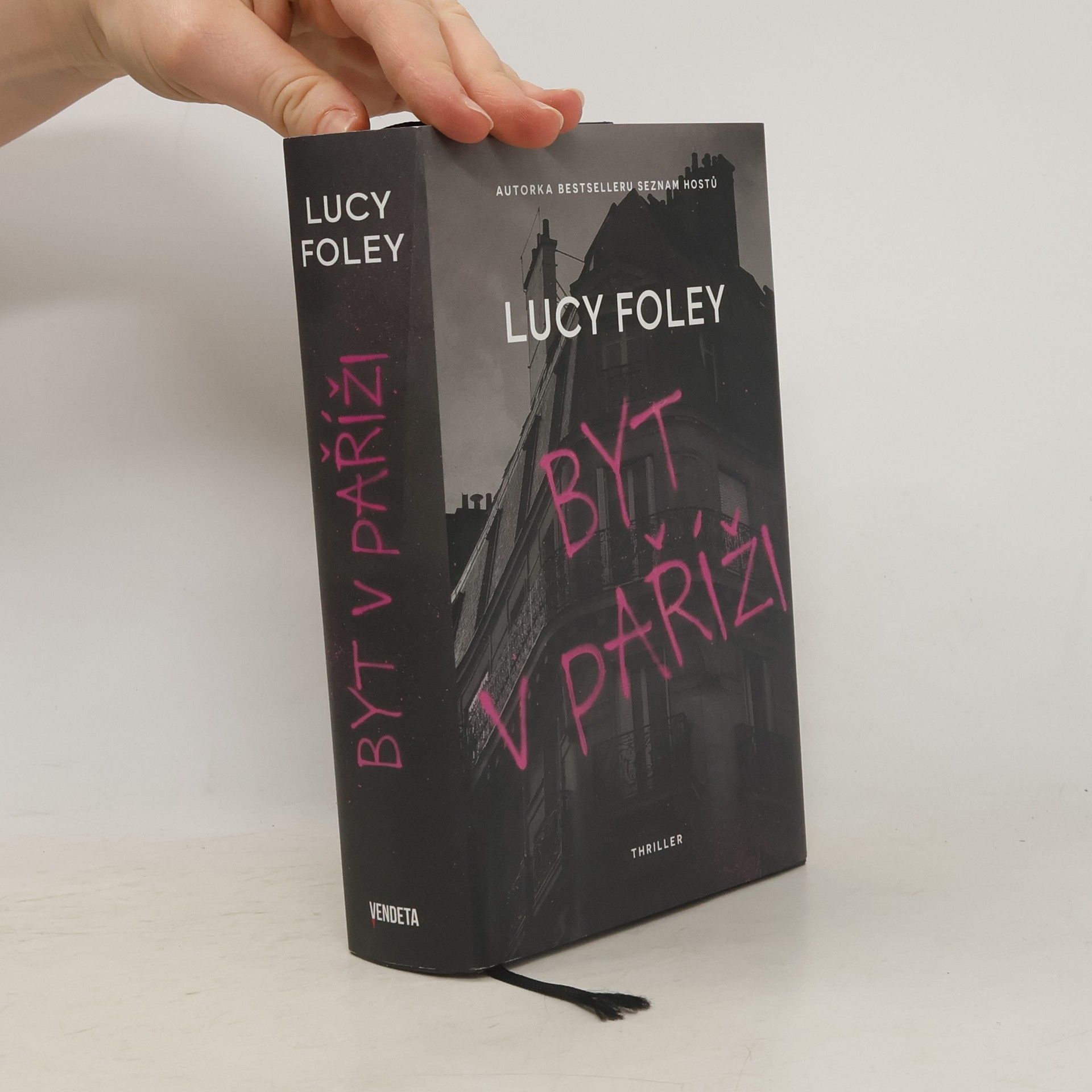 Lucy Foley Byt v Paříži