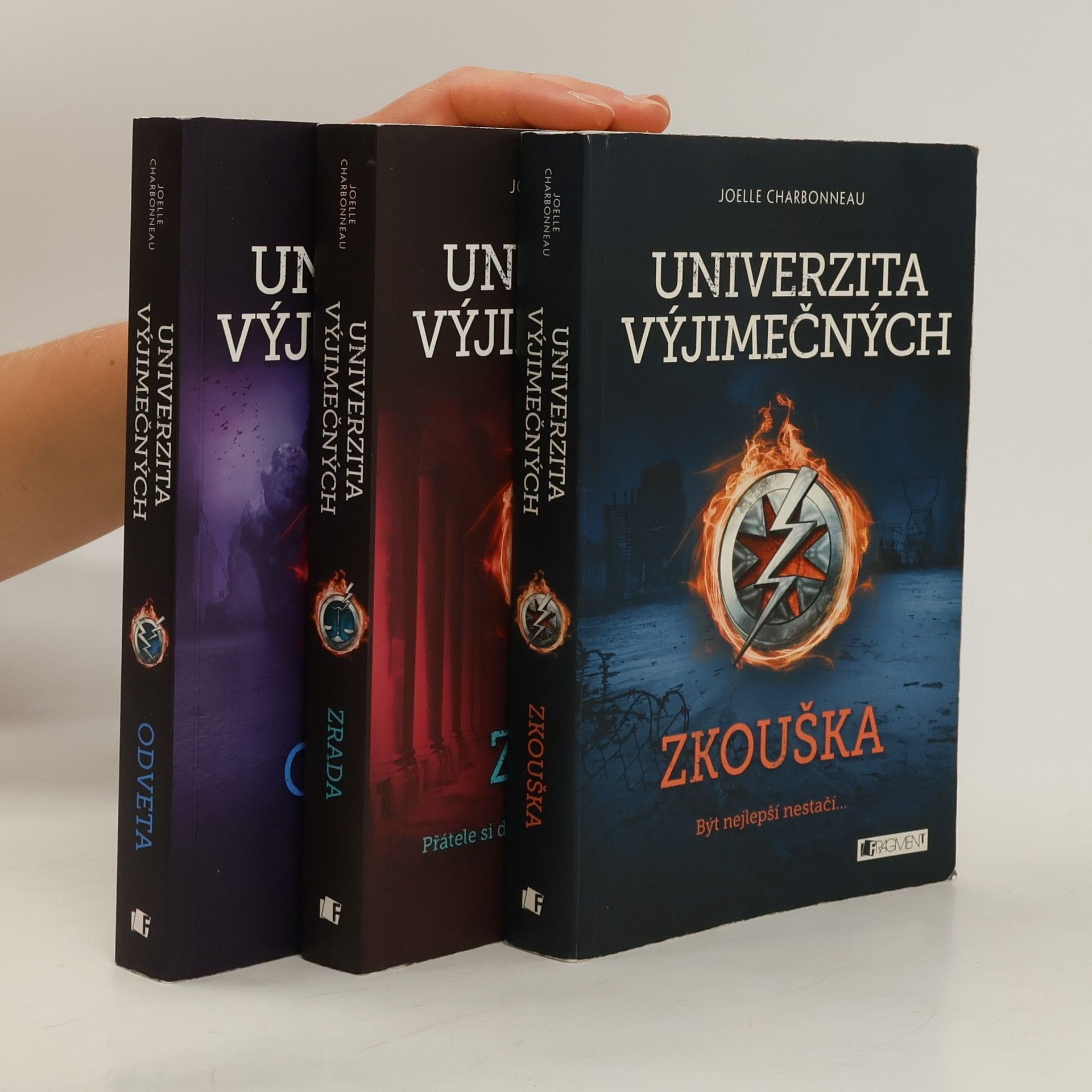 Joelle Charbonneau Univerzita výjimečných 1-3