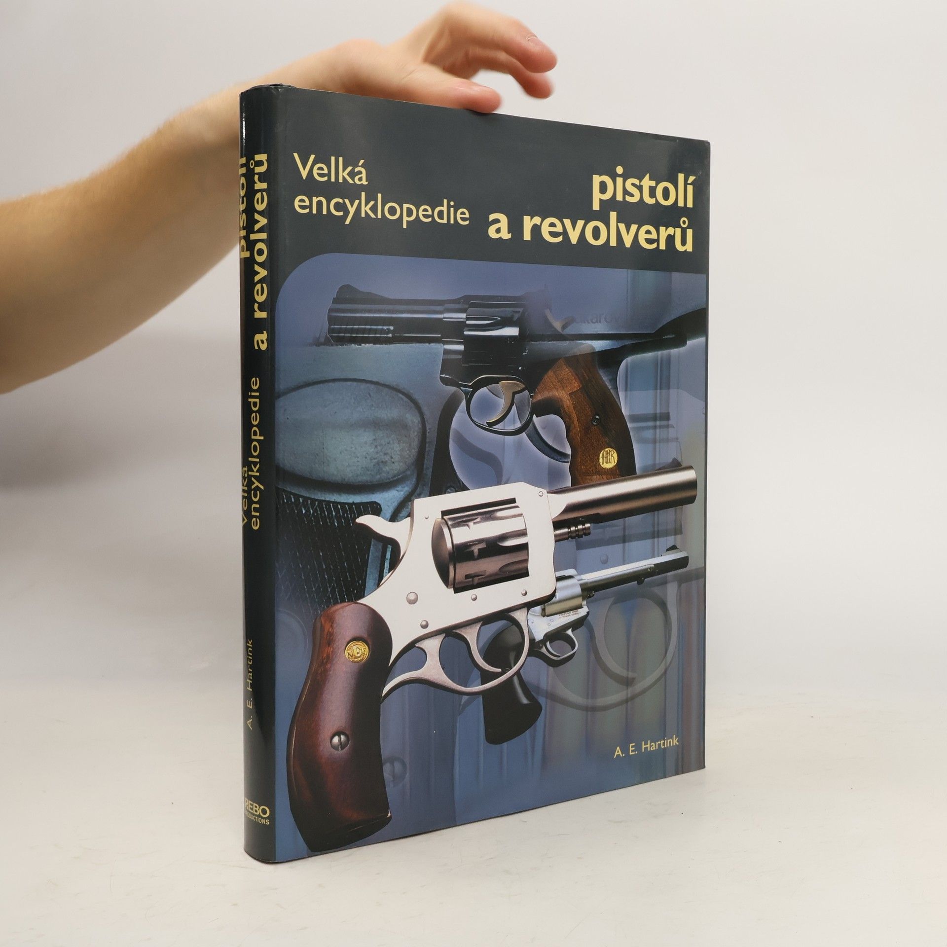 A. E. Hartink Velká encyklopedie pistolí a revolverů