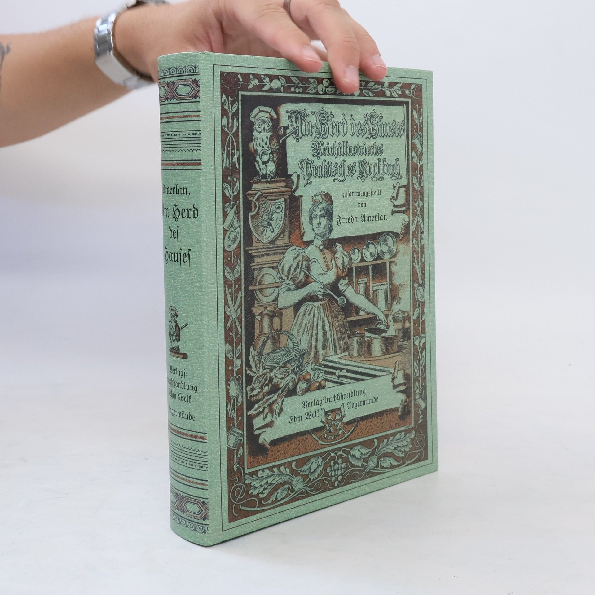 Frieda Amerlan Am Herd des Hauses