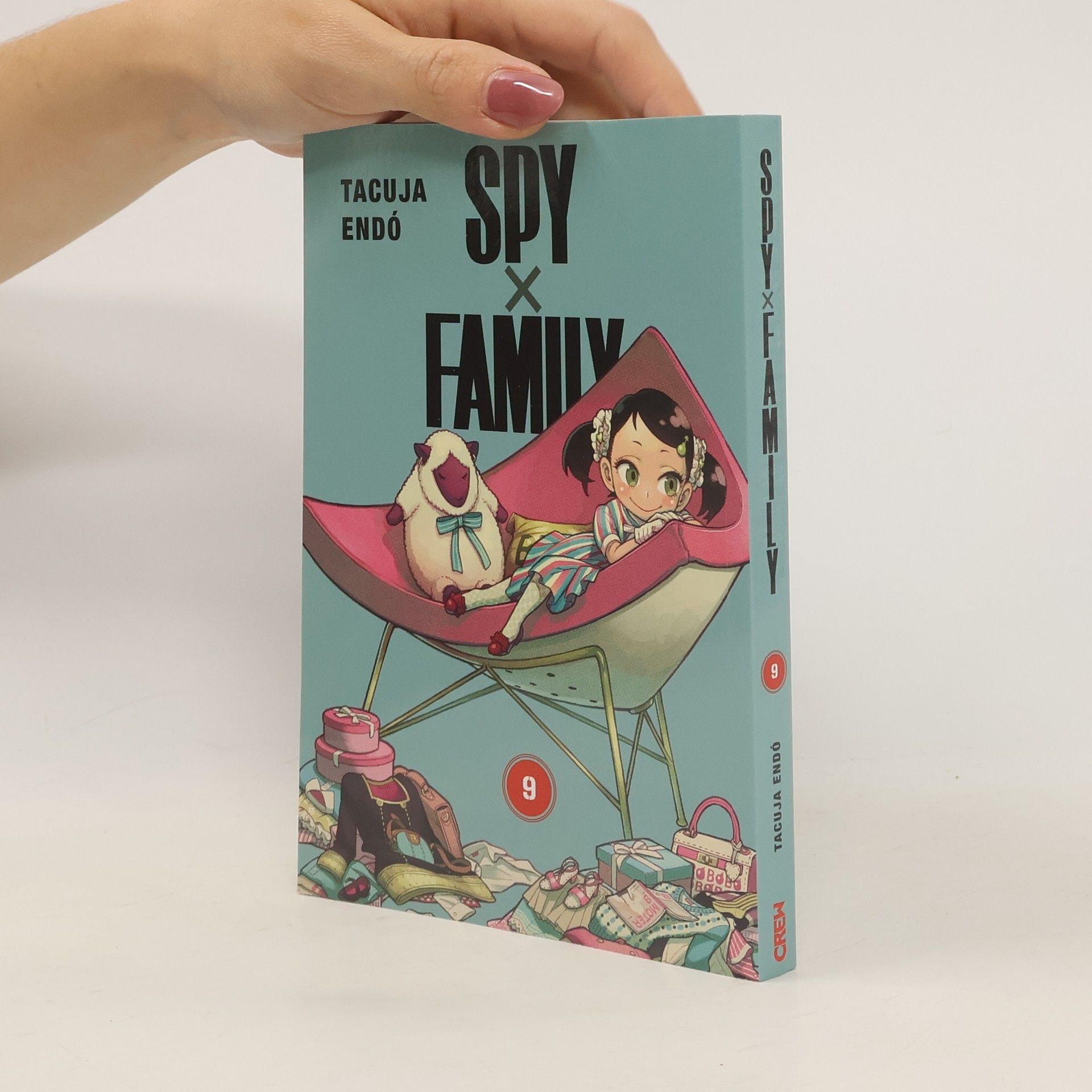 Tacuja Endó Spy x Family. 9