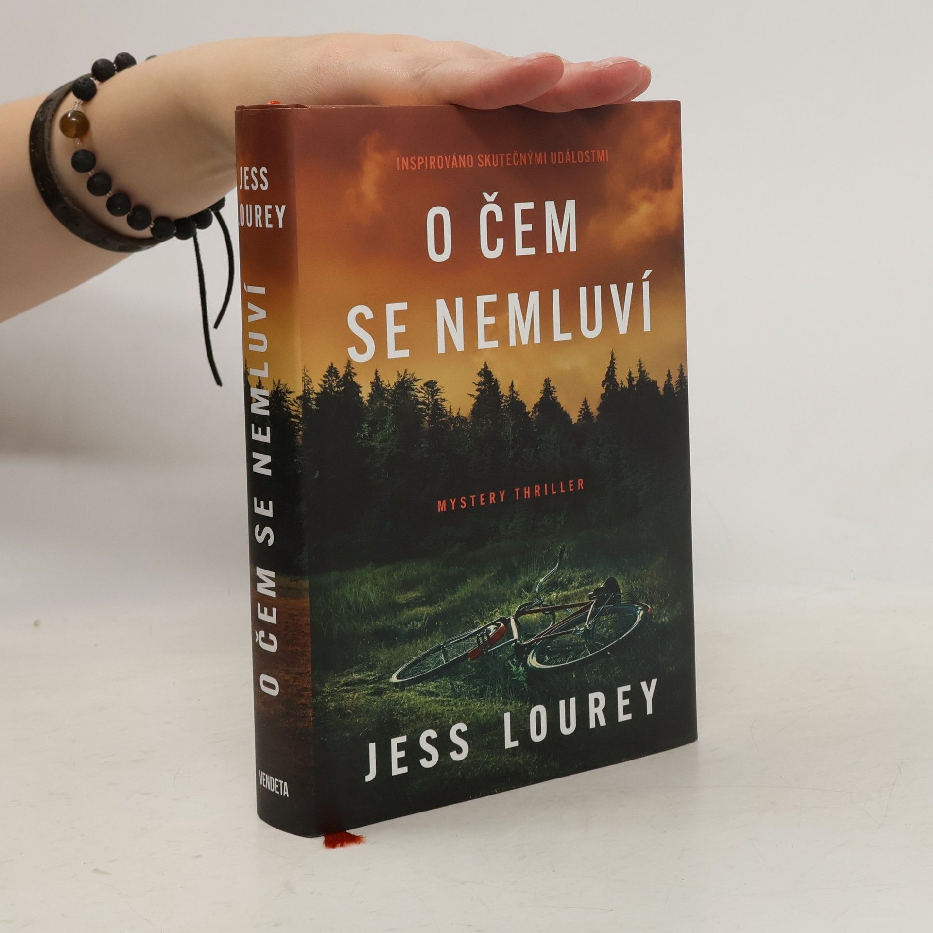 Jess Lourey O čem se nemluví