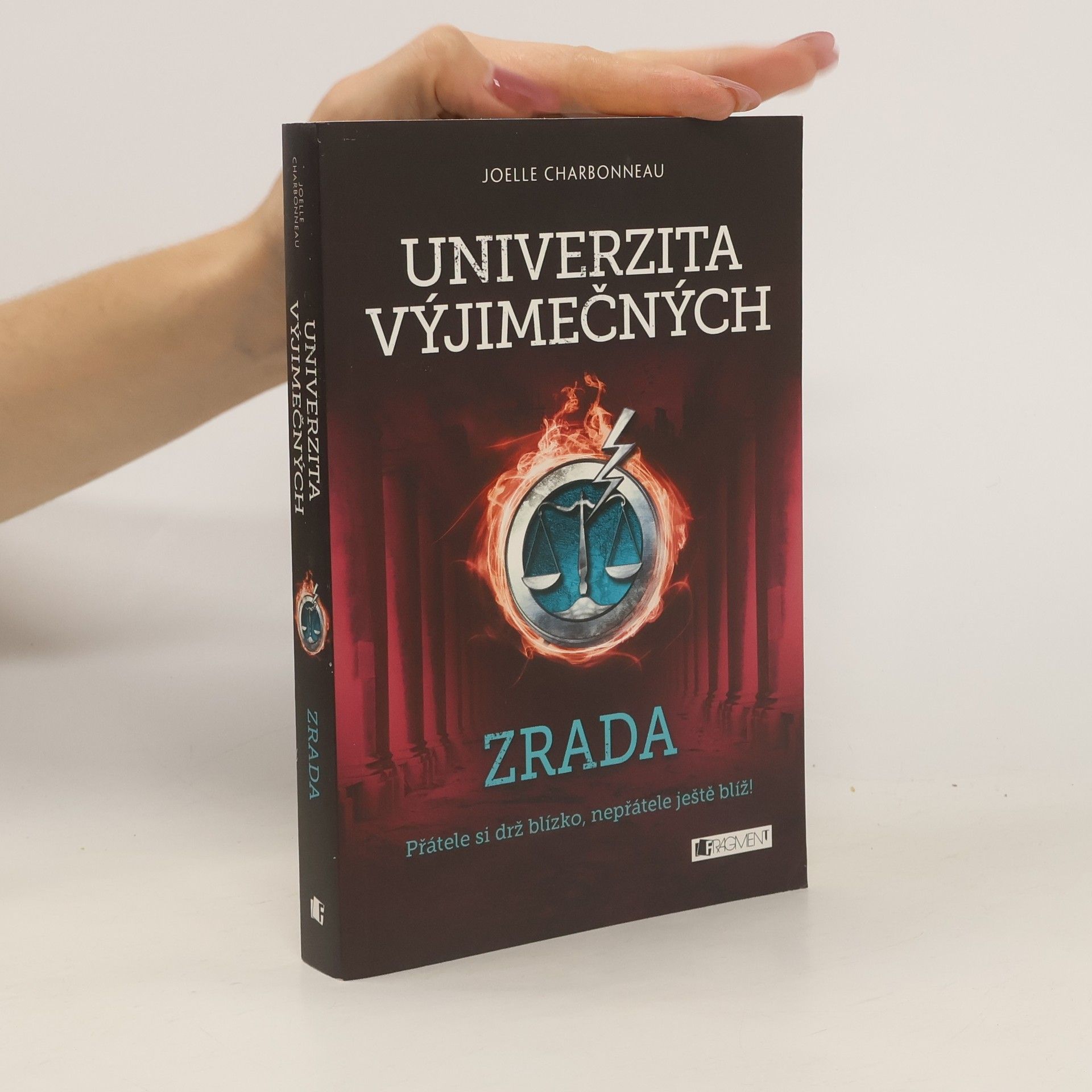 Joelle Charbonneau Univerzita výjimečných. Zrada