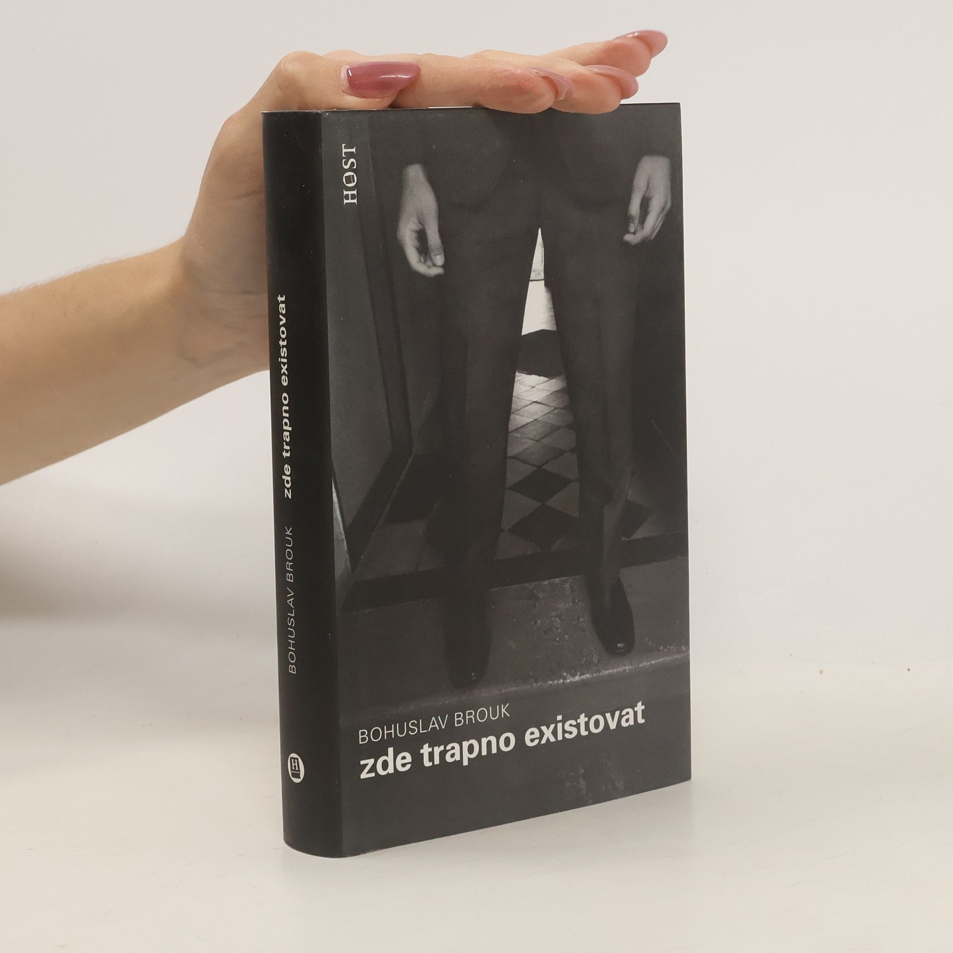 Zde trapno existovat