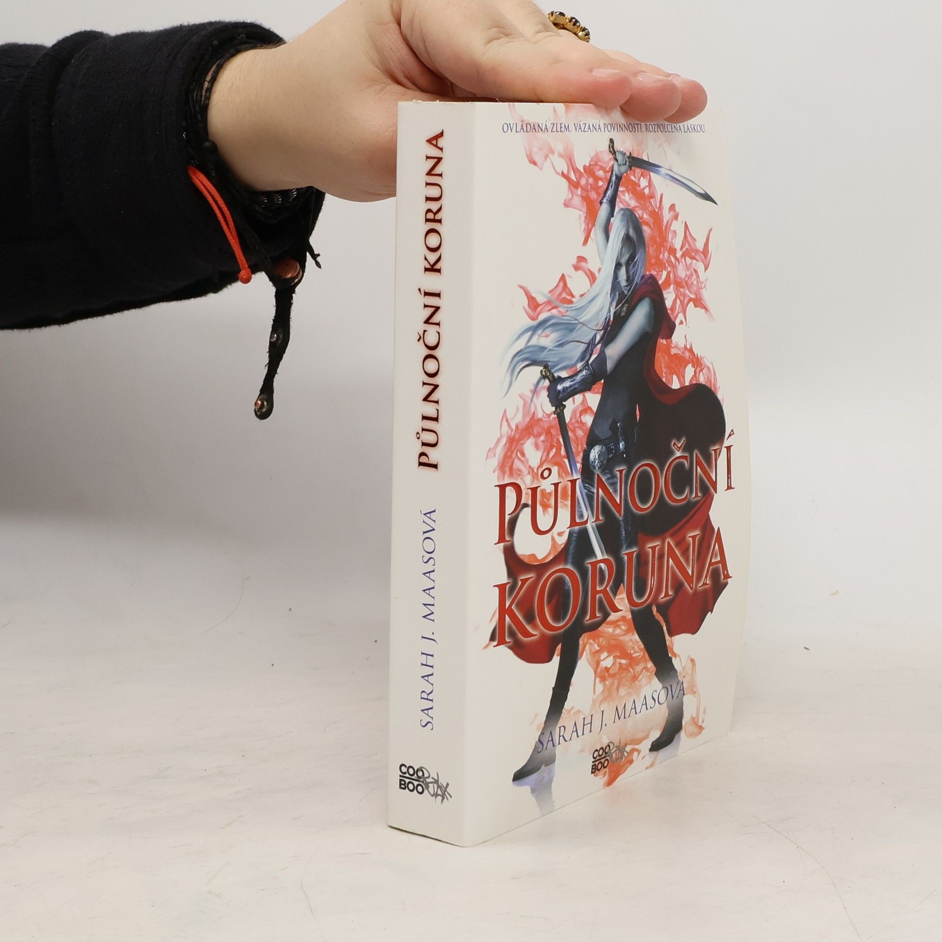 Sarah J. Maas Půlnoční koruna