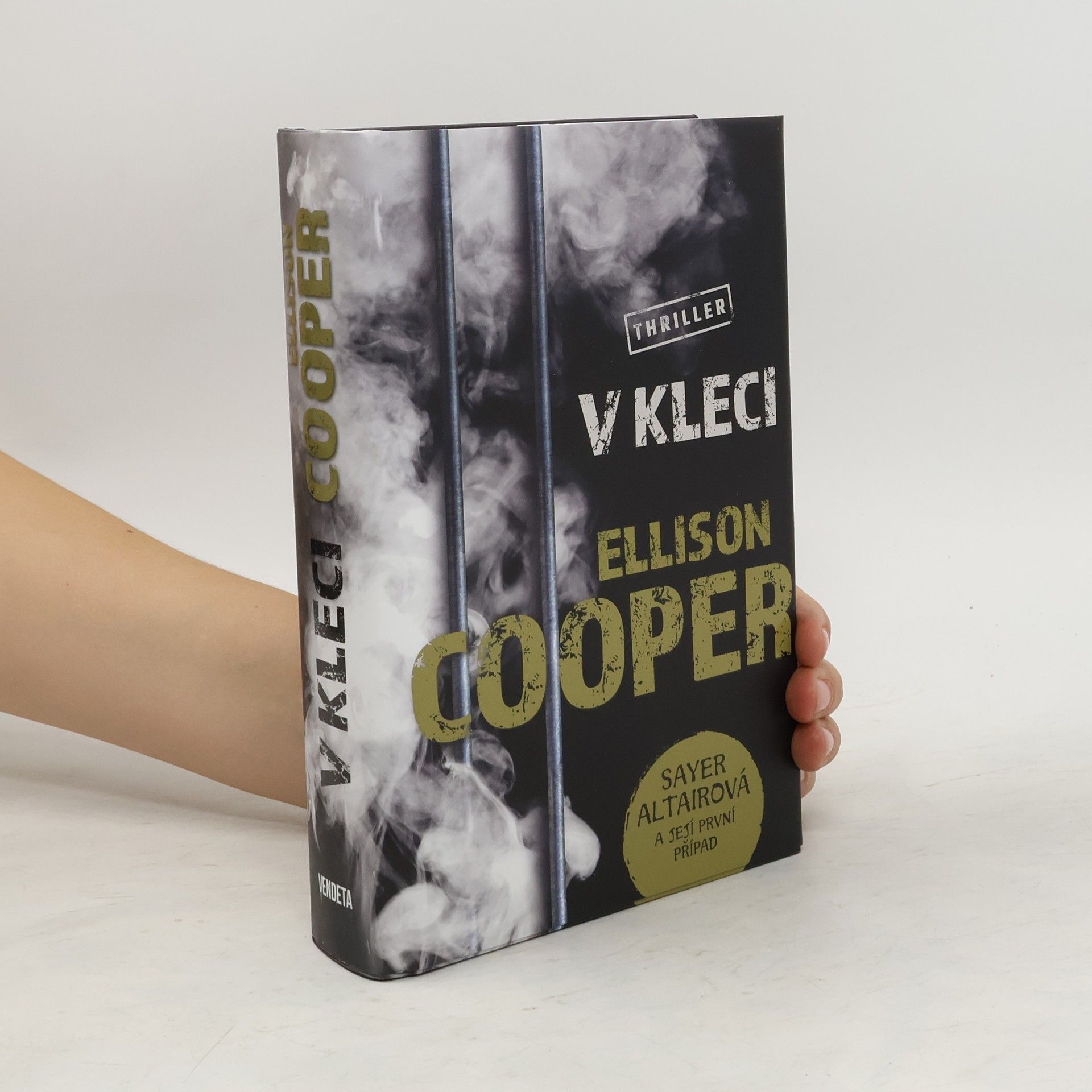 Ellison Cooper V kleci